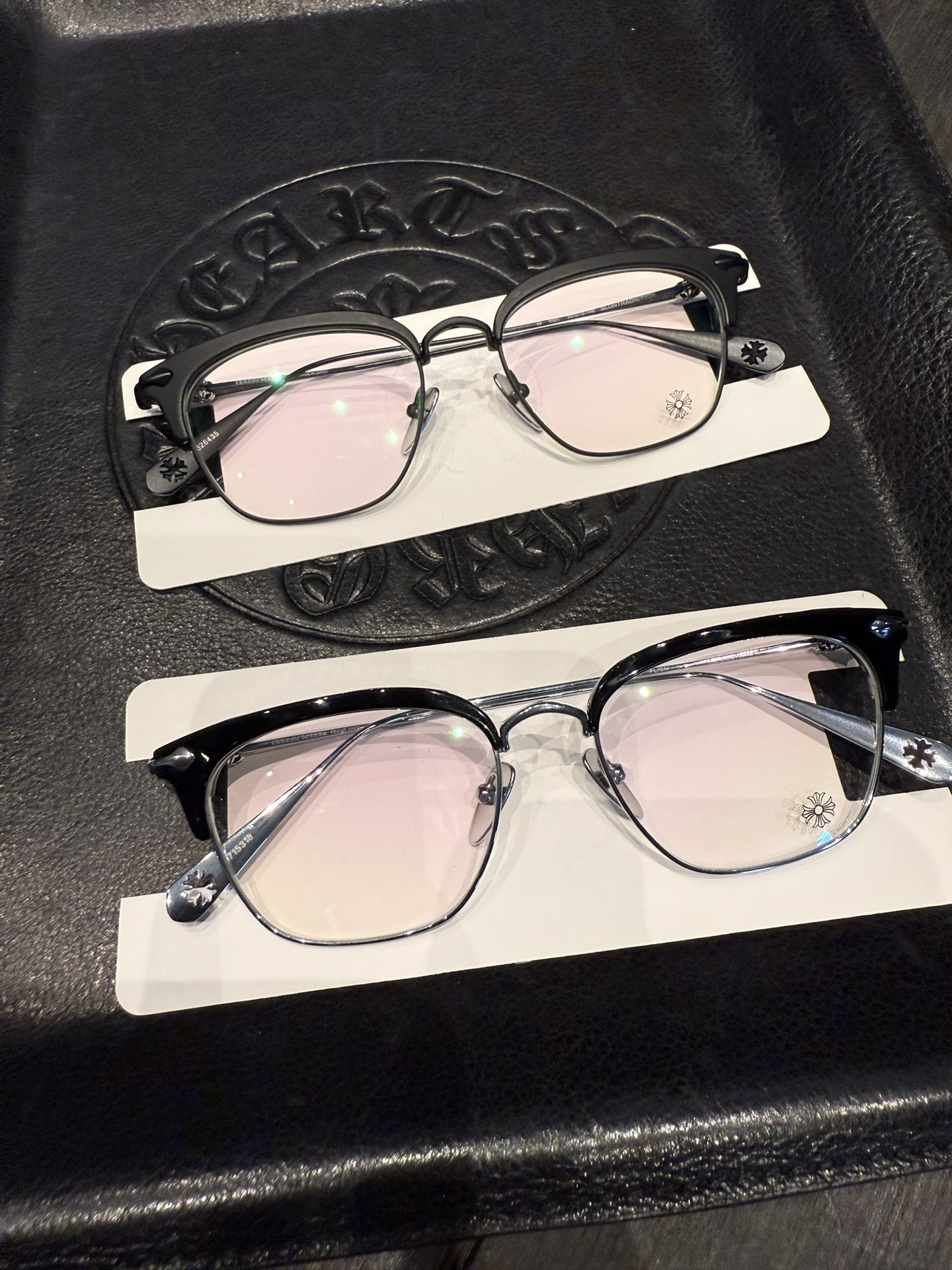 Matte Black, Xue Zhiqian's Style GlassesAuthentic frames costing over 10,000 RMB are directly disassembled and developed from scratch; agent prices have been comprehensively reduced.Classics never go out of style. The Sluntradiction frames, which