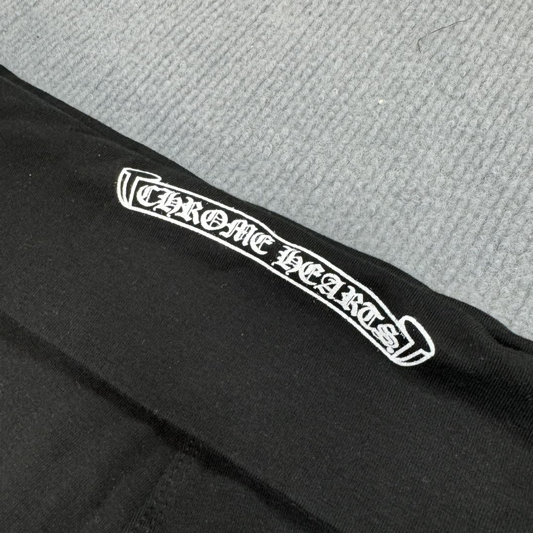 Chrome Hearts' latest roll-up yoga pantsFeatures a tiny CH roll print, pure cotton fabric, and a fantastic new design developed by Yb. First batch available!Sizes: S M L