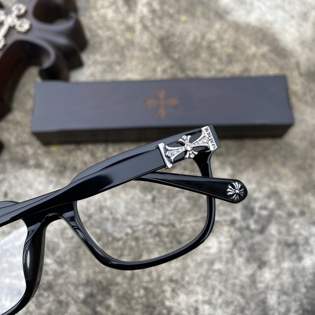 CH Diamond-Studded Cross-Frame Black GlassesA super popular pair, identical to the original, with high-quality nose pads and meticulous attention to detail. Exclusive hand-engraved lettering. Only a few hundred yuan!Glasses are personal items; we