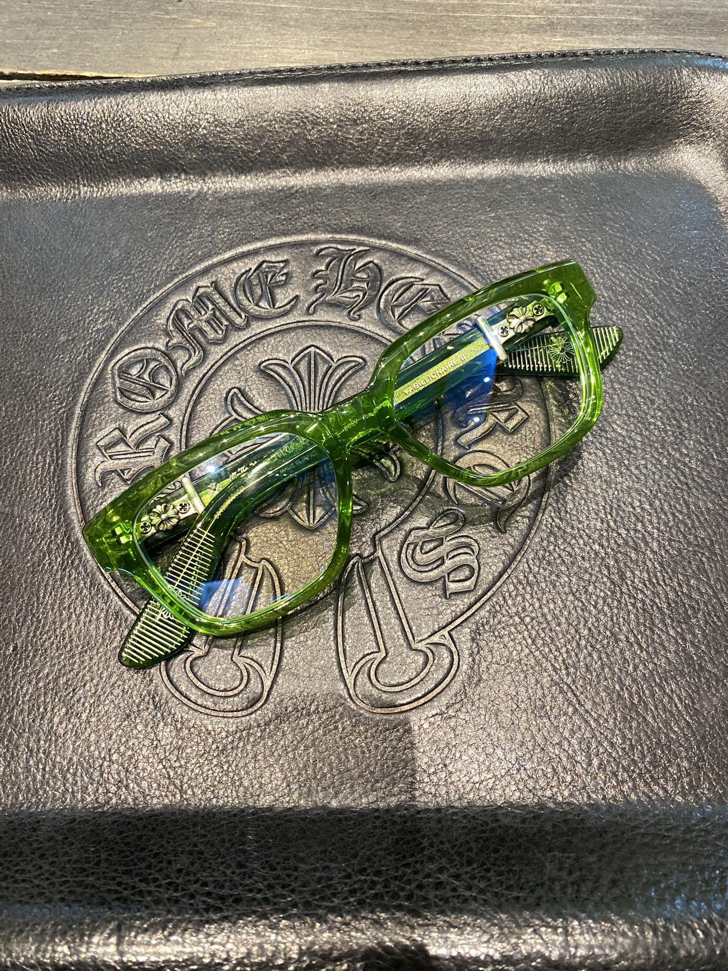 Chrome Hearts925 Sterling Silver Accessories, Emerald Green Sword GlassesCombined frame with two 925 sterling silver sword ornaments. Two cross-shaped details inside. 1:1 replica, meticulous attention to detail. The large black frame is very flat