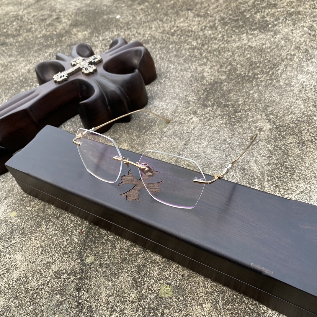 CH Frameless Square Gold Cross GlassesA super popular model, identical to the original, with high-quality nose pads and meticulous attention to detail. Exclusive hand-engraved lettering. Only a few hundred yuan!Glasses are personal items; we do n