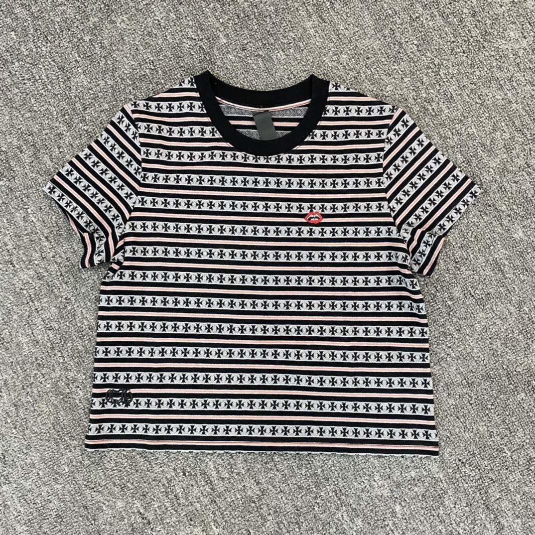 Chrome Hearts 23FW Latest Striped Jacquard Sword Embroidered Short-Sleeve T-Shirt. Original custom-woven and dyed fabric, with extremely high-quality ribbed dyeing. The sword logo is prominently embroidered with thousands of stitches. Genuine leather
