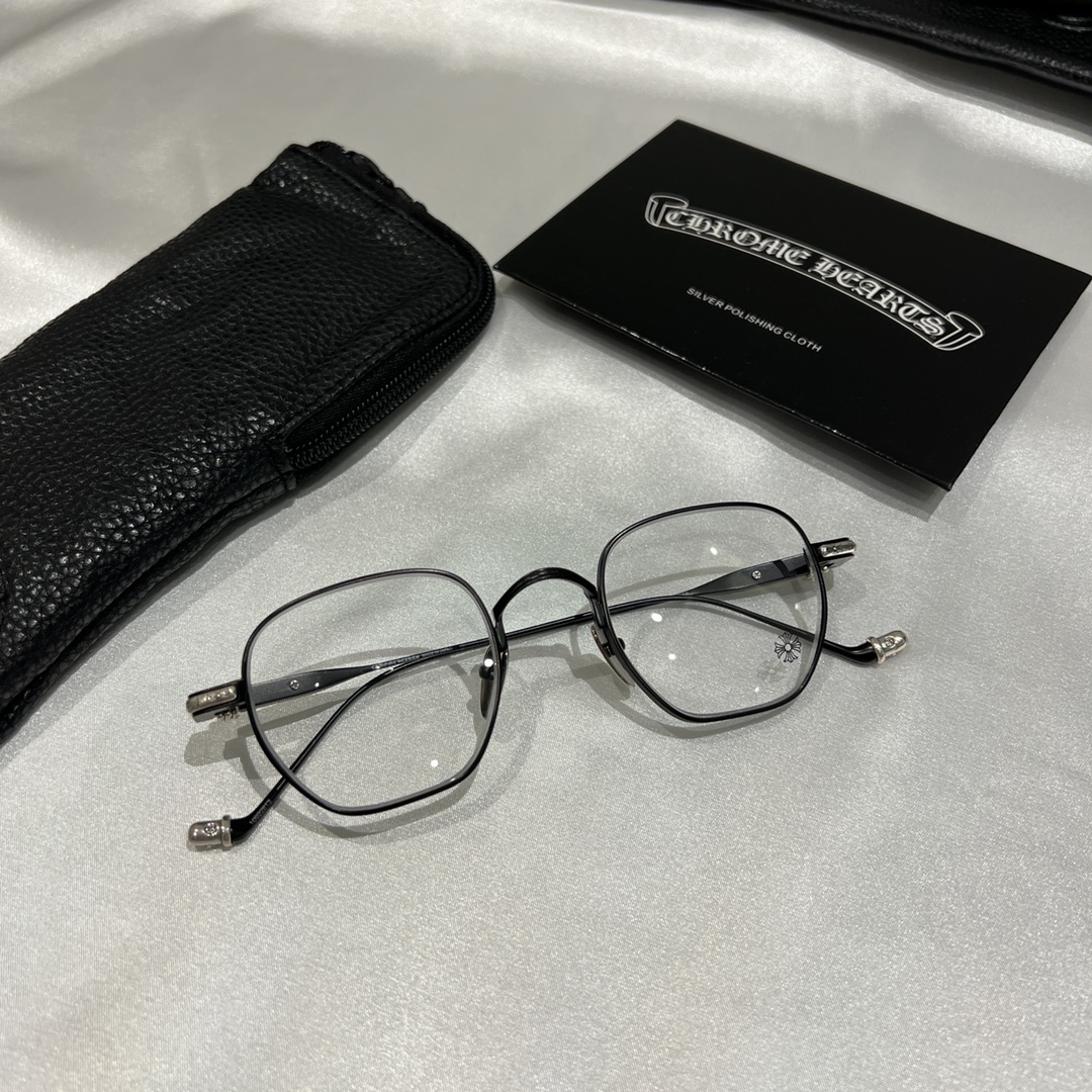 Chrome Hearts New Spring-Loaded Eyeglasses Purchased for 13,000 RMB at MixC Mall, Shenzhen. Nearly 5 months of R&D. Black and silver color scheme. Chrome Hearts' new spring-loaded eyeglass frame. The brand's first time using an embedded spring hinge,
