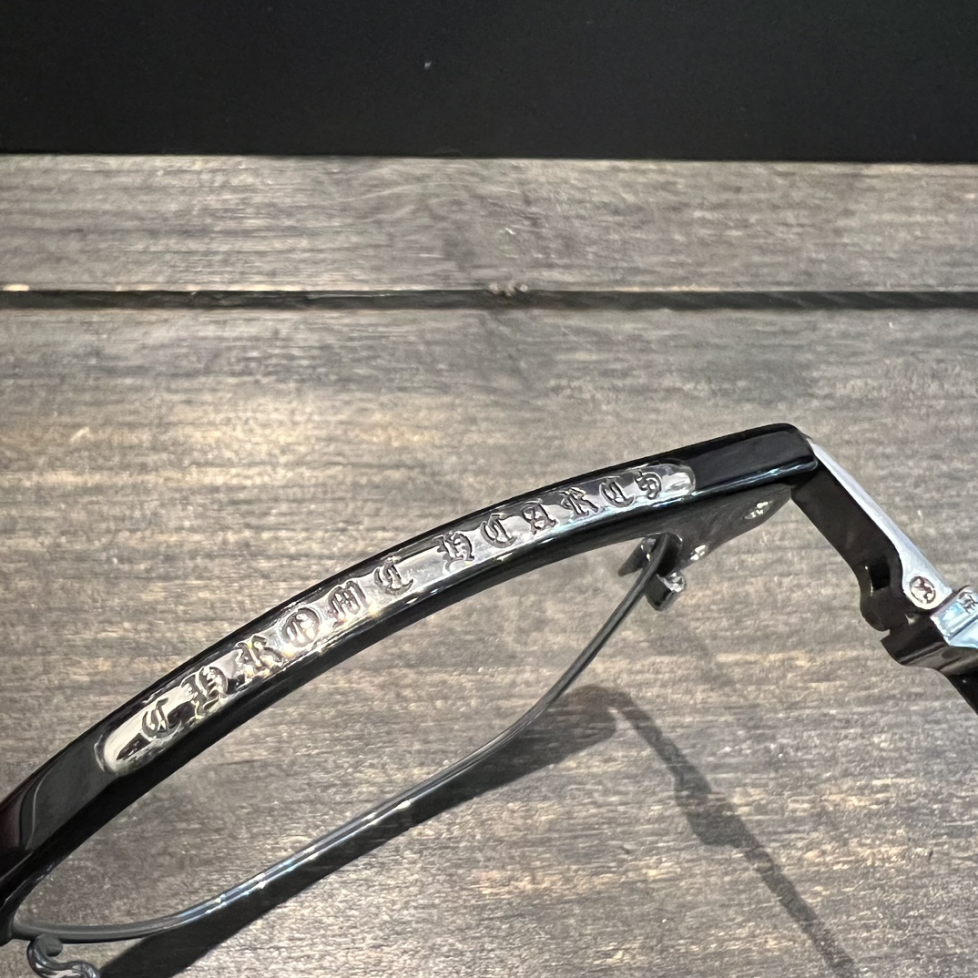 Chrome HeartsVine-patterned Glasses, Classic Black FrameTitanium alloy frame, as popular as Xue Zhiqian's glasses, unisex, classic vine element on the temples, impeccable detailsSizes: 54 (18-146)A universally flattering style, fashionable bla