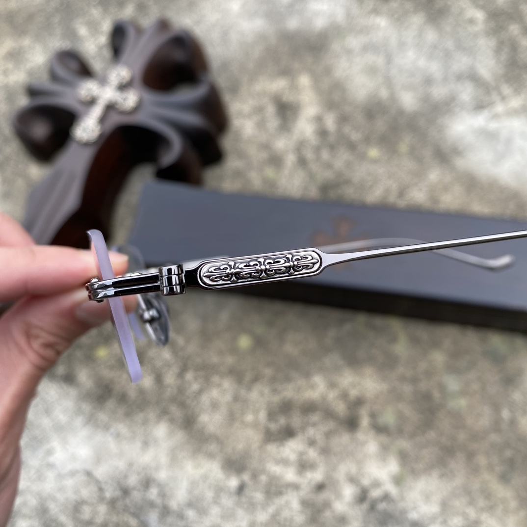 CH Frameless Cross-Patterned Gunmetal GlassesA super popular model, identical to the original, with high-quality nose pads and a mixed-media finish. Every detail is meticulously crafted, featuring exclusive hand-engraved lettering. Only a few hundr