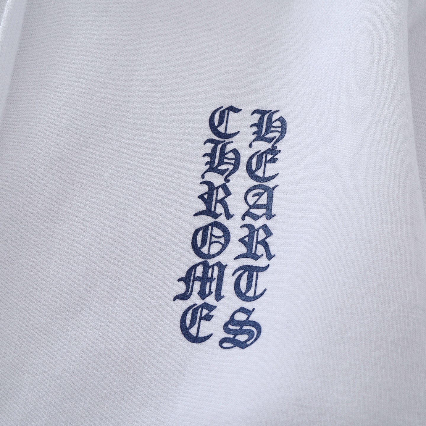 CH's new Sanskrit print zip-up hoodie. All sizes are now available. Originally purchased from Dewu for 11839. Made of 400g 100% cotton fleece. Printed with imported inks. Simple design, easy to follow. Custom silver-plated hardware and accessories. U