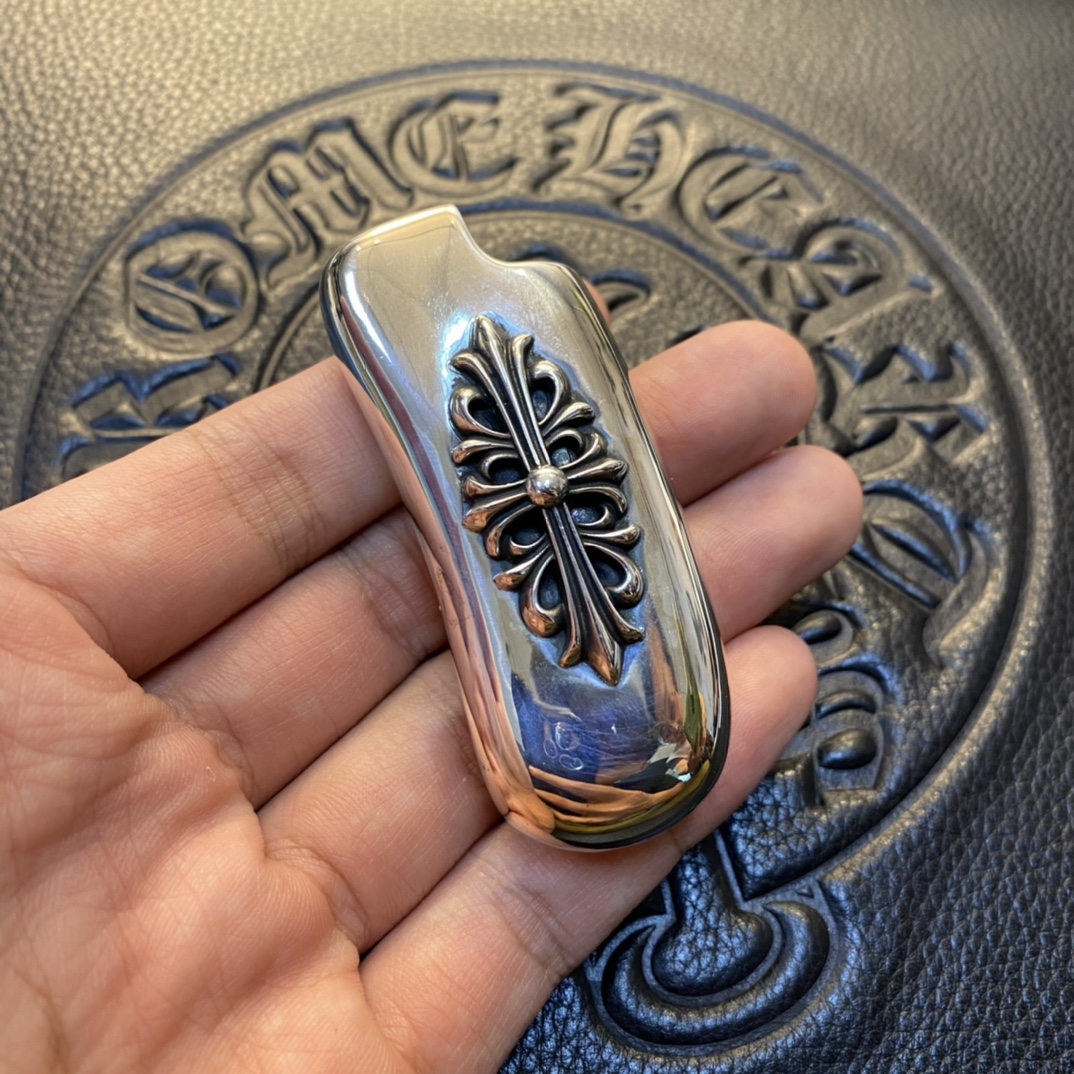 【Chrome Hearts Sterling Silver Cross Lighter Case】Real Shot Video Showcasing Overall TextureExcellent Curve and Feel, High-End Toy. Inquire if interested.Correct Version, Approximately 120g.Distinguished from the 70g standard versions on the