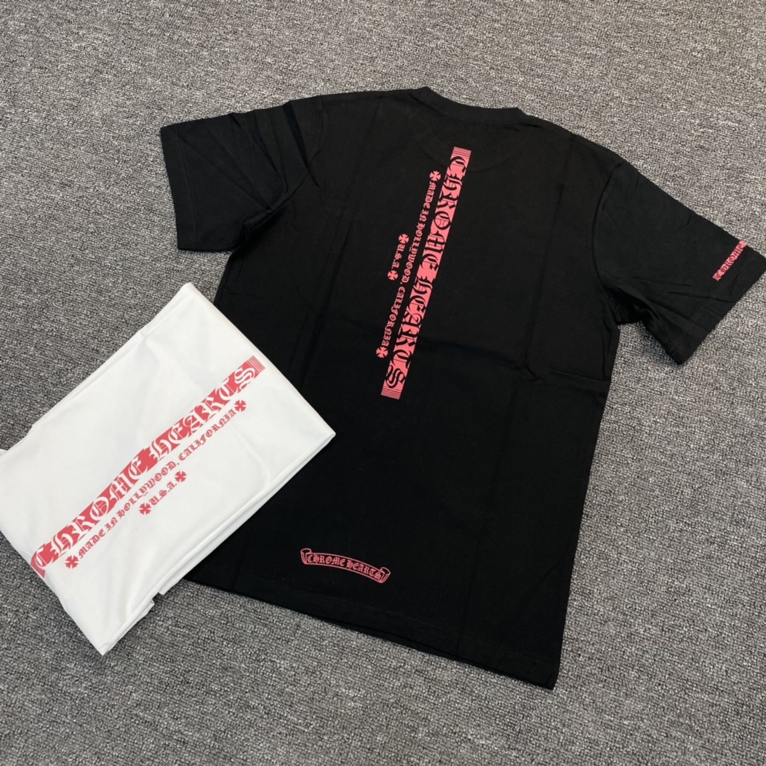 Chrome Hearts CH minimalist short-sleeved T-shirt with a front patch pocket and Gothic lettering logo, brand label print on the side cuffs, and a large logo design on the back. Made of 100% cotton. Sizes: S, M, L, XL, XXL