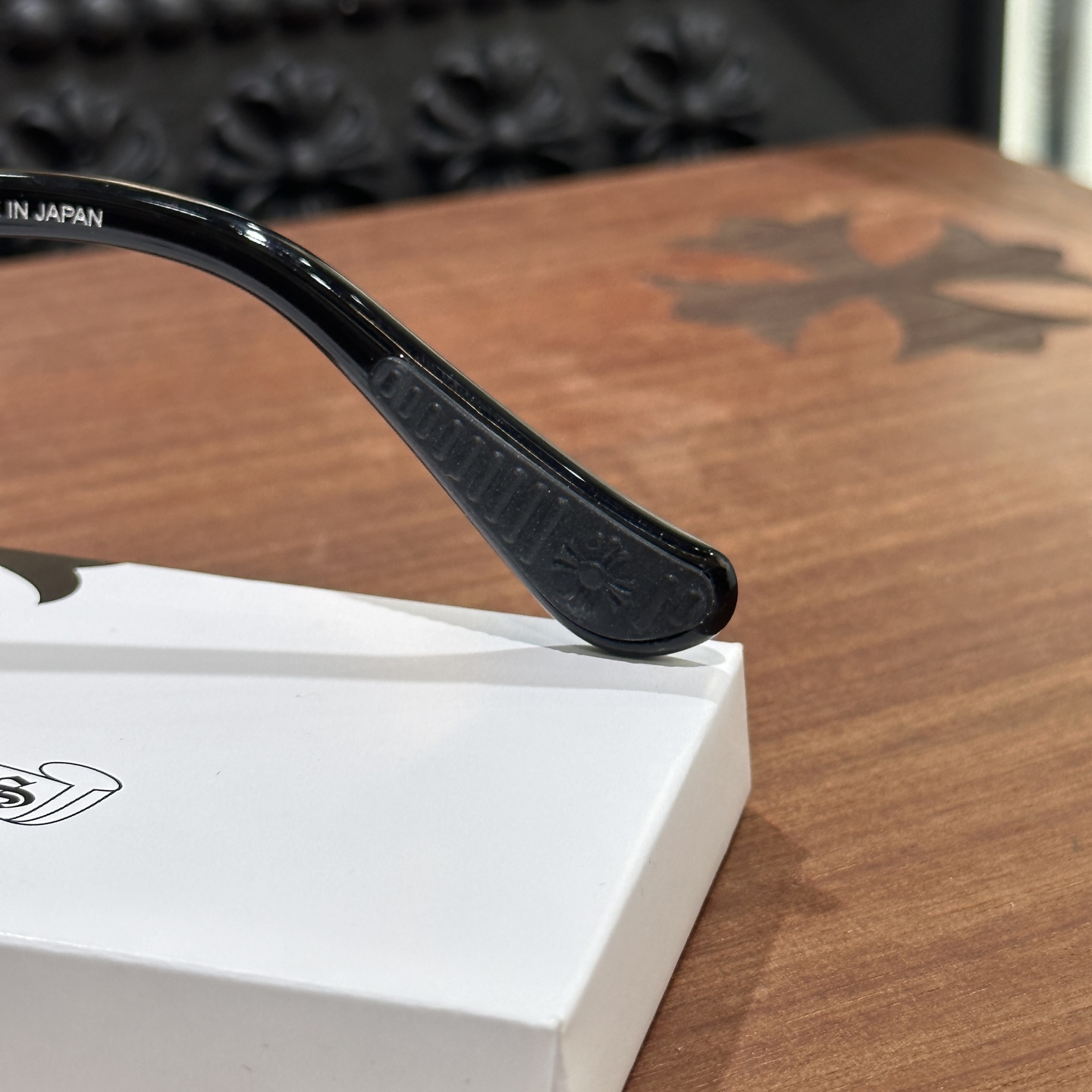 CH Sunglasses Model: DEEP IIMaterial: 925 SilverSize: 57 (20-146)Accessories: Eyeglass Case, Eyeglass Cleaning ClothA summer essential! Looks incredibly cool on!