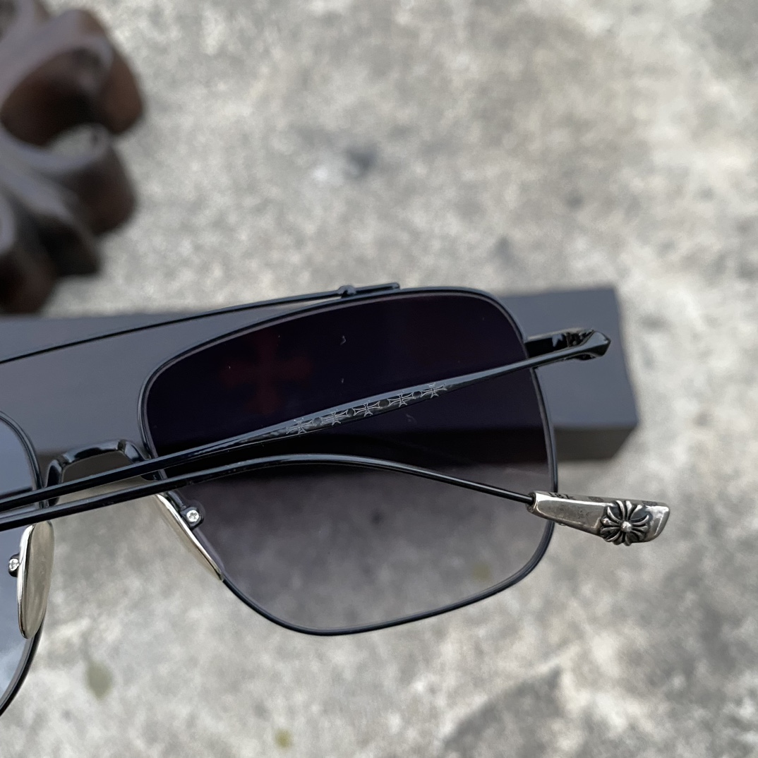 CH Aviator Sunglasses (Black)A super popular pair, identical to the original, with high-quality nose pads and meticulous attention to detail. Exclusive hand-engraved lettering. Only a few hundred yuan!Eyeglasses are personal items; we do not offe