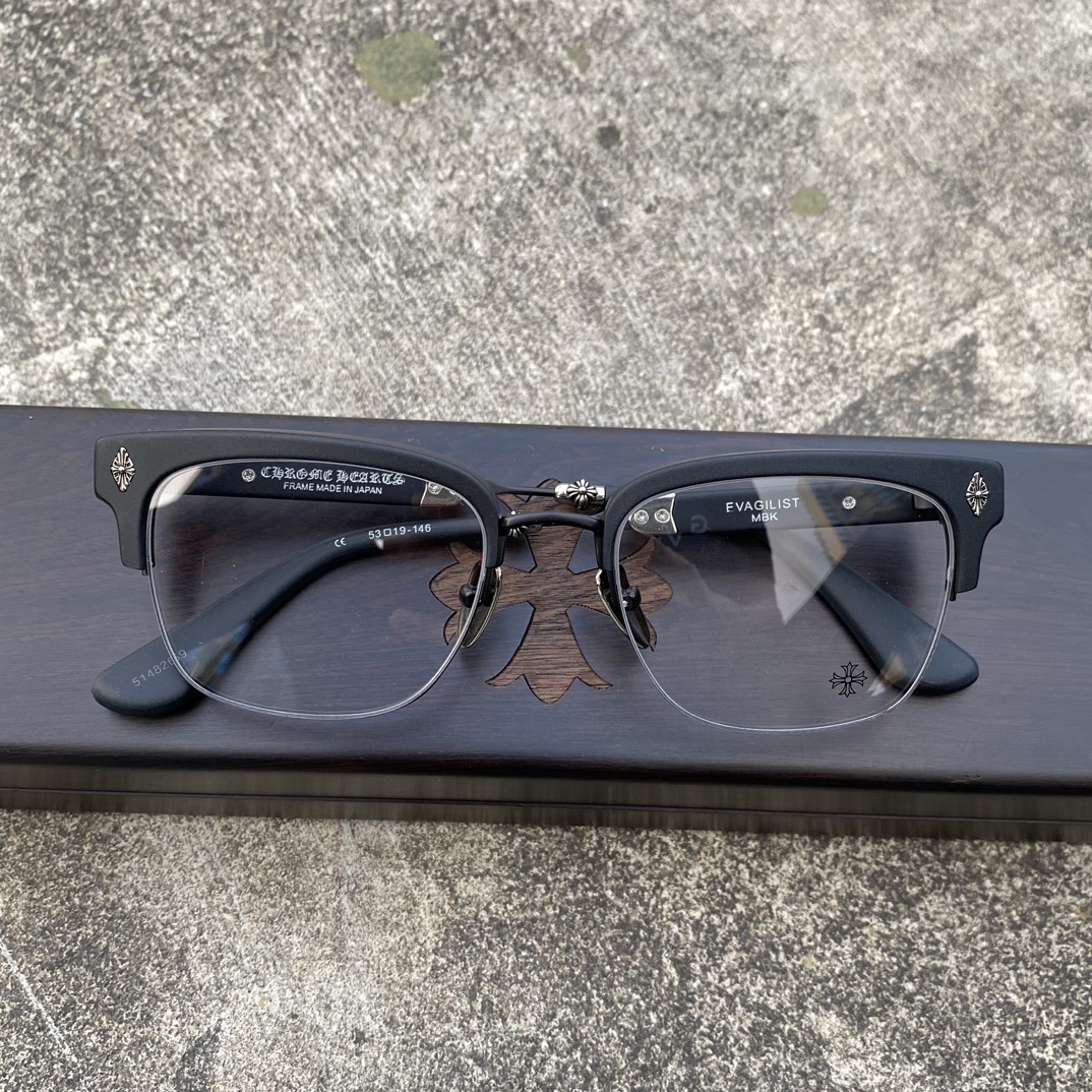 CH Matte Black Sword Cross GlassesA super popular pair, identical to the original, with high-quality nose pads and meticulous attention to detail. Exclusive hand-engraved lettering. Only a few hundred yuan!Glasses are personal items; we do not of