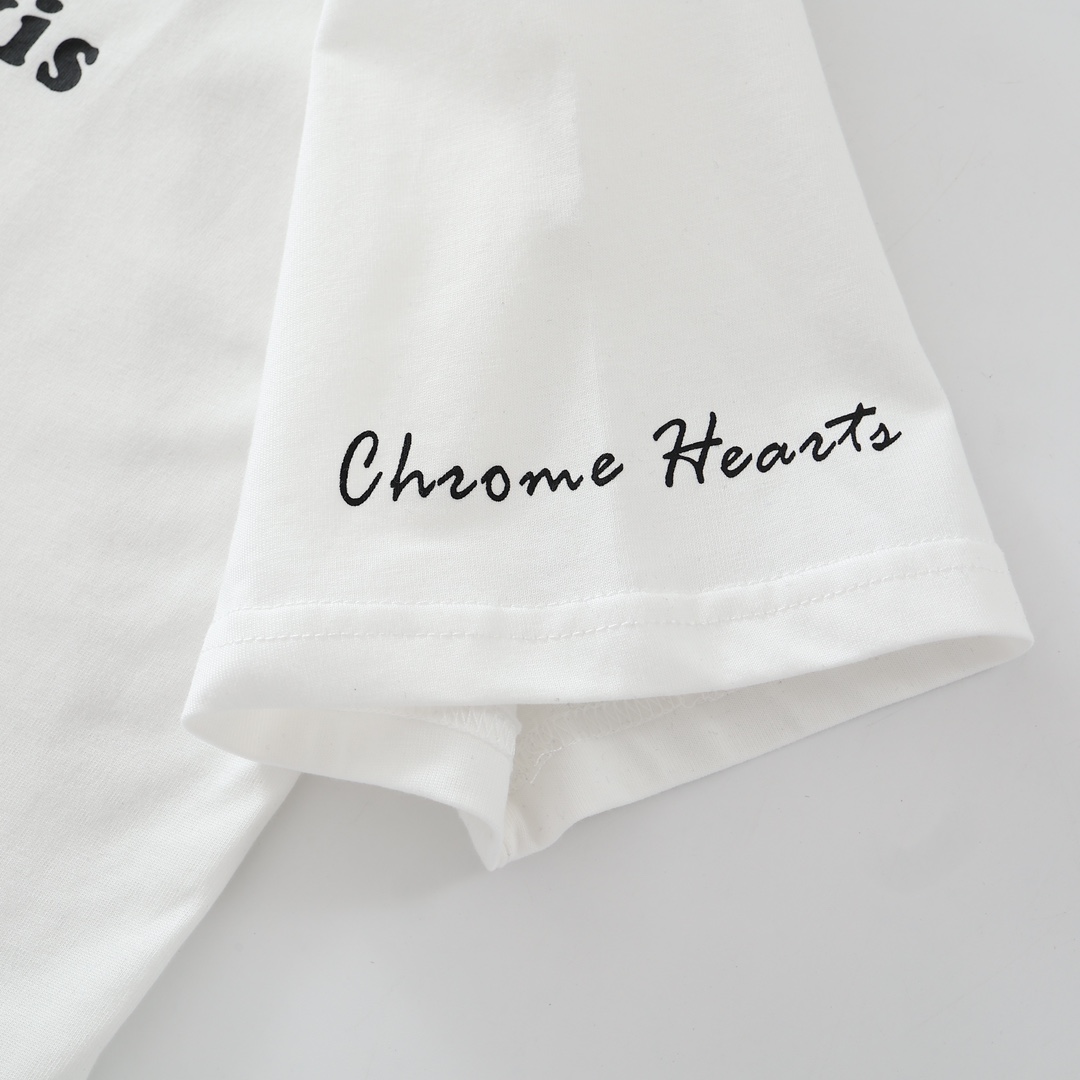 CH x Levi's Cross Short-Sleeve T-Shirt. Two colors, all sizes available. Made of 220g 26-knit 100% cotton. Printed with thermosetting ink. Individually molded. Custom-made genuine lambskin. Custom-made accessories. Relaxed fit. High-quality craftsman