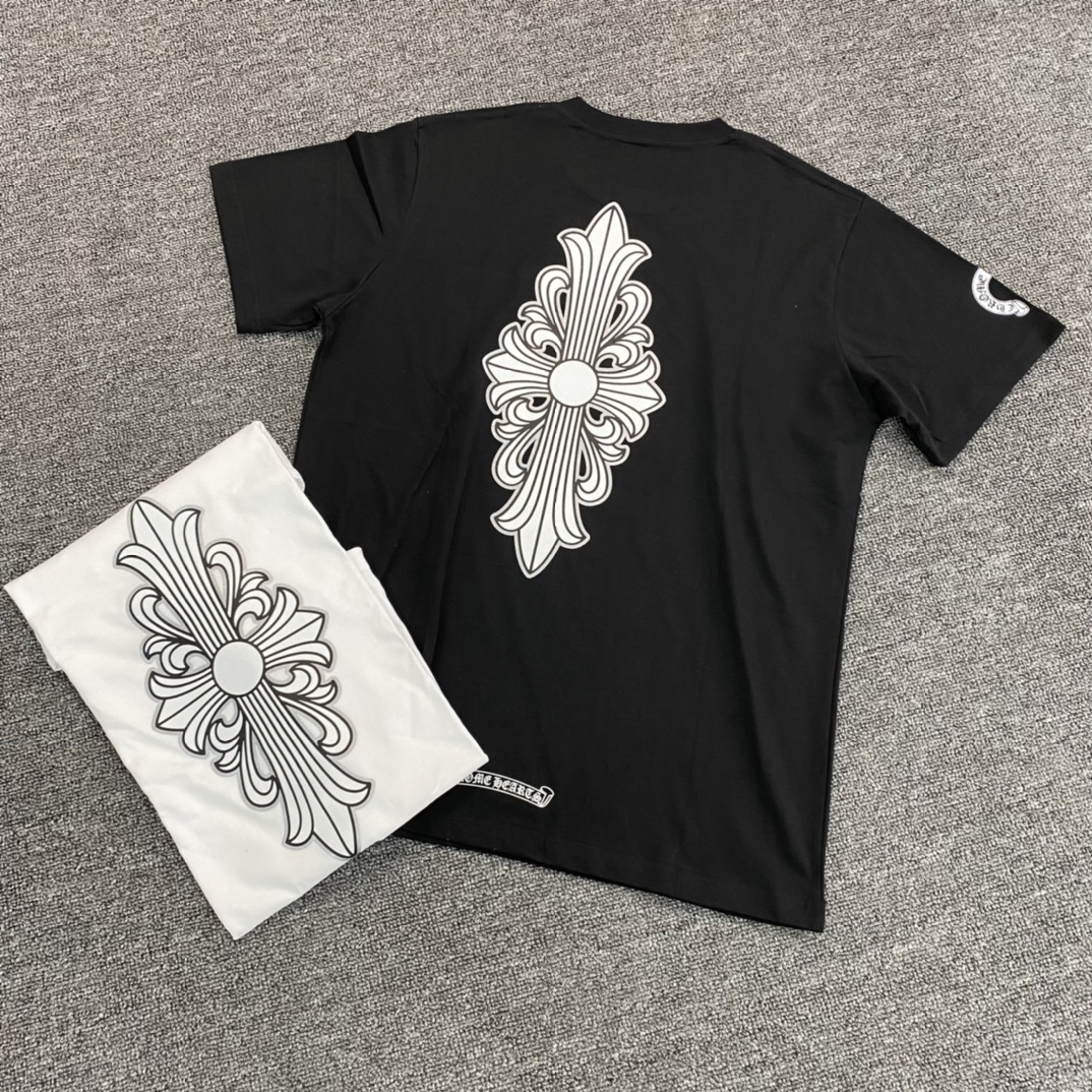 Chrome Hearts new cross-print short-sleeved T-shirt. Made of 210g combed 26s cotton single-sided fabric. Features four fixed-position 3D pockets on the chest. The floral print is hand-printed using plastisol ink, ensuring colorfastness. Sizes S, M, L