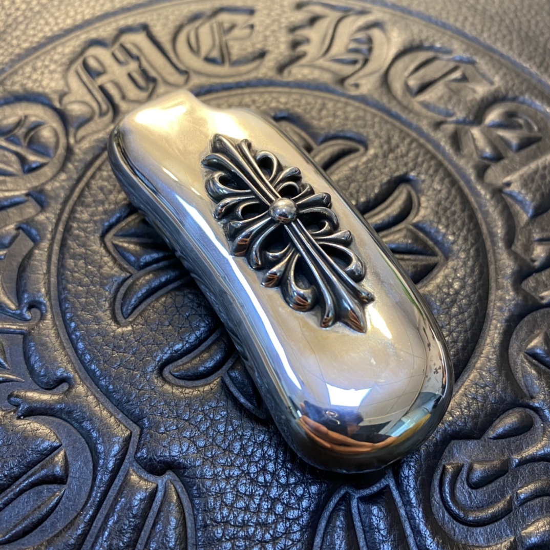 【Chrome Hearts Sterling Silver Cross Lighter Case】Real Shot Video Showcasing Overall TextureExcellent Curve and Feel, High-End Toy. Inquire if interested.Correct Version, Approximately 120g.Distinguished from the 70g standard versions on the