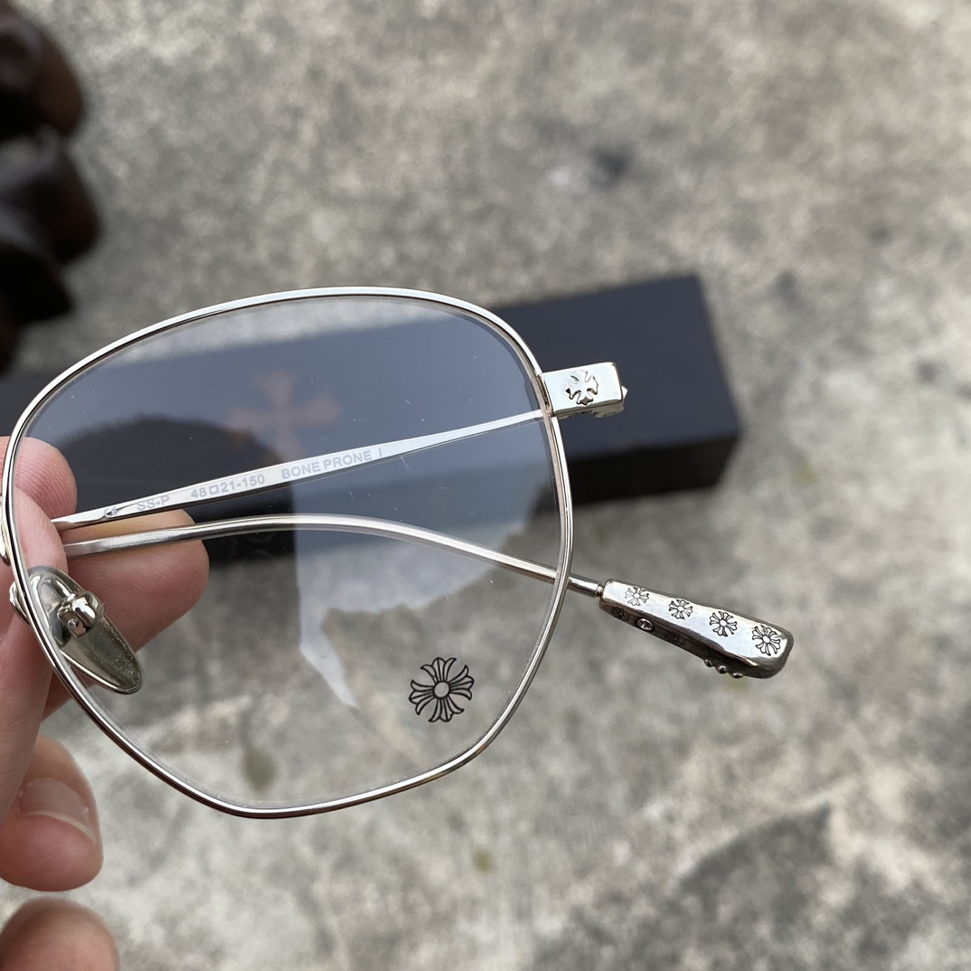 CH Ultralight Pure Titanium Cross-Shaped Glasses (Sterling Silver)A super popular pair! Consistent with the original, nose pads, and mixed-media quality. Every detail is meticulously crafted, including exclusive hand-engraved lettering. Only a few
