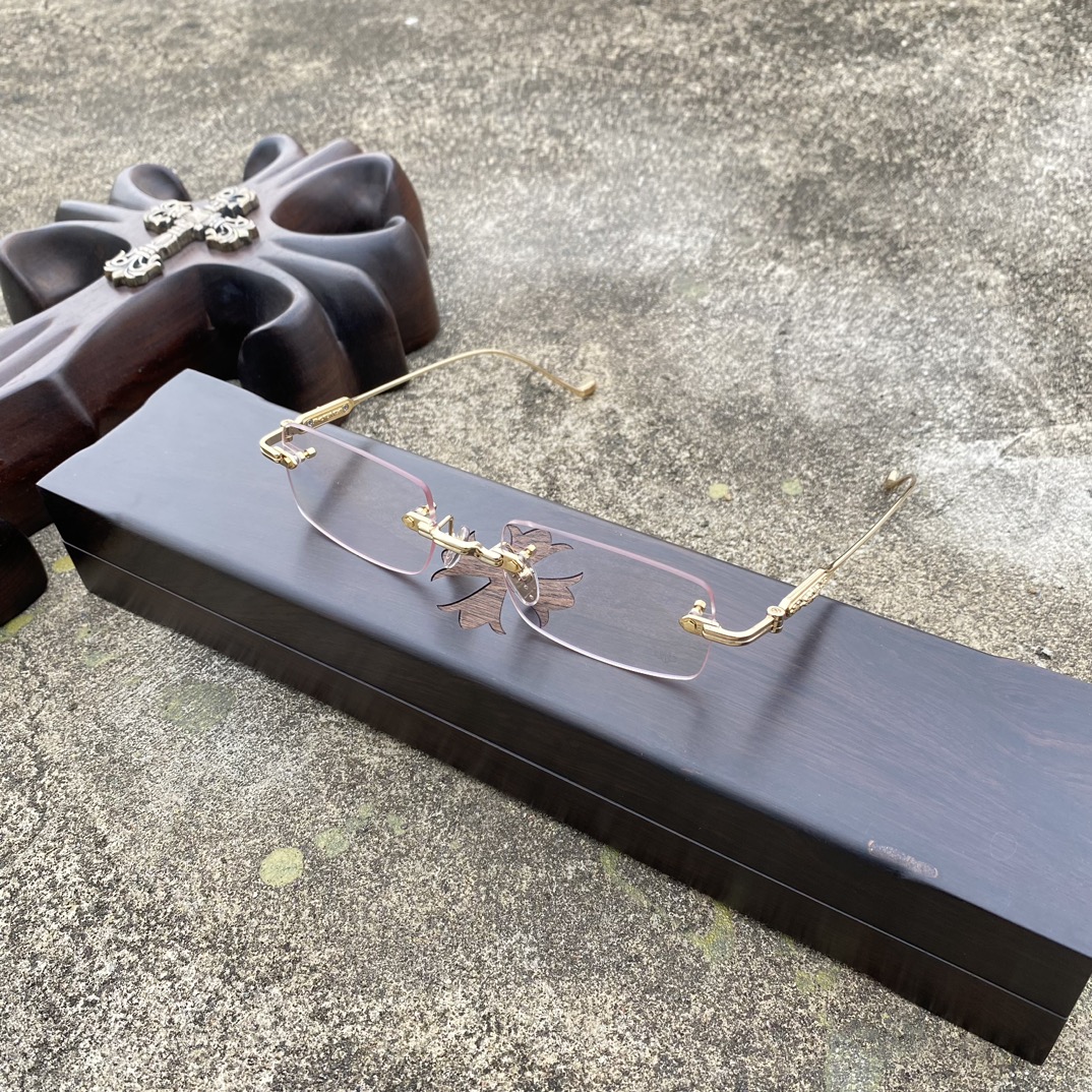 CH Rimless Cross-Patterned Gold GlassesA super popular pair, identical to the original, with high-quality nose pads and meticulous attention to detail. Exclusive hand-engraved lettering. Only a few hundred yuan!Glasses are personal items; we do n