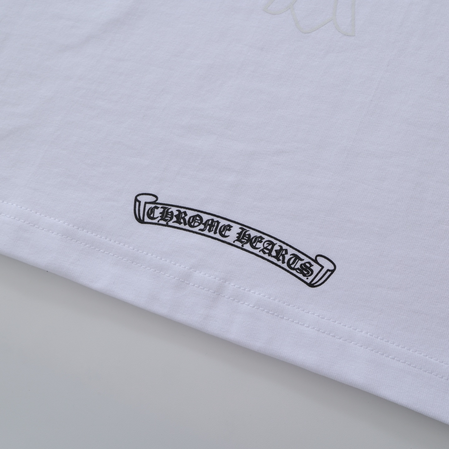 CH's new short-sleeved T-shirt with a subtle three-element pattern on the back. Available in two colors and all sizes. Made of 230g 26-knit cotton with a garment-wash finish. The print uses an ink-printing process. Custom-made accessories. Produced b