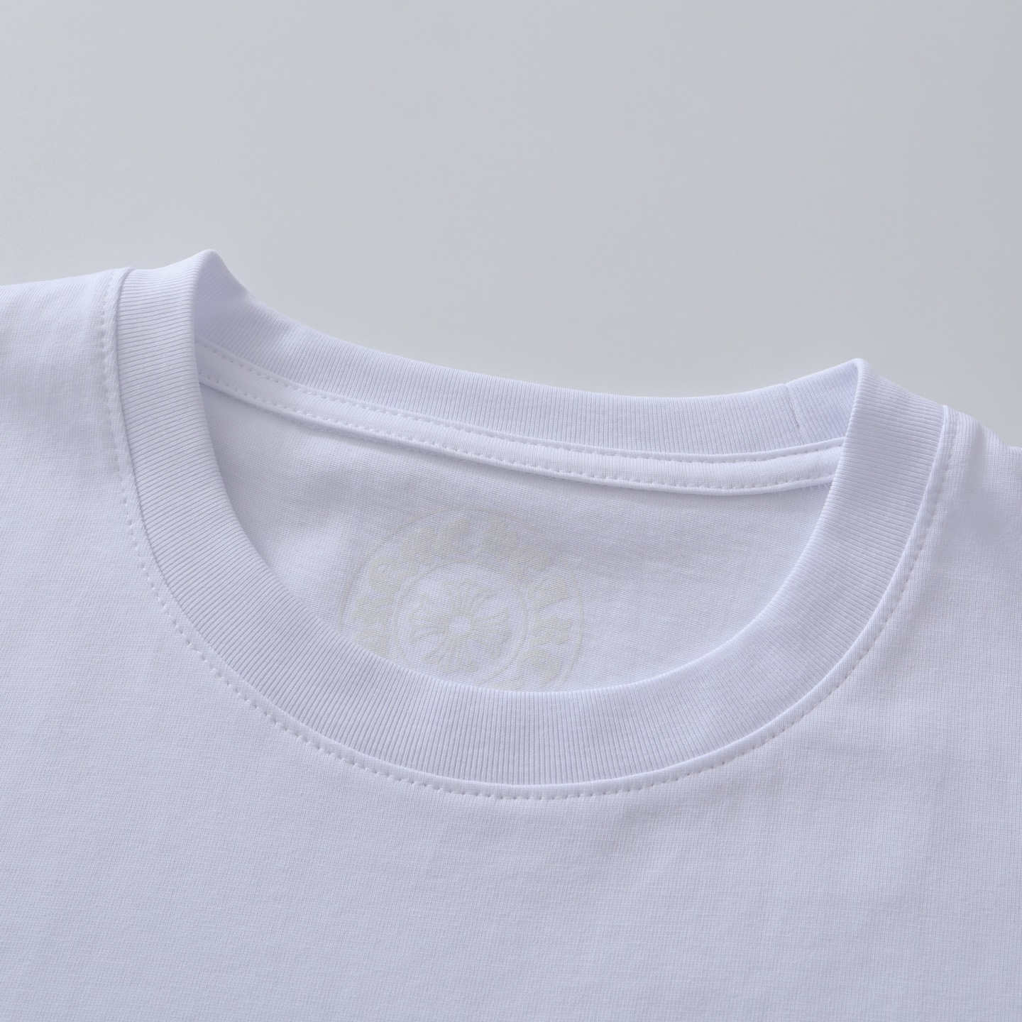 CH's new short-sleeved T-shirt with a subtle three-element pattern on the back. Available in two colors and all sizes. Made of 230g 26-knit cotton with a garment-wash finish. The print uses an ink-printing process. Custom-made accessories. Produced b