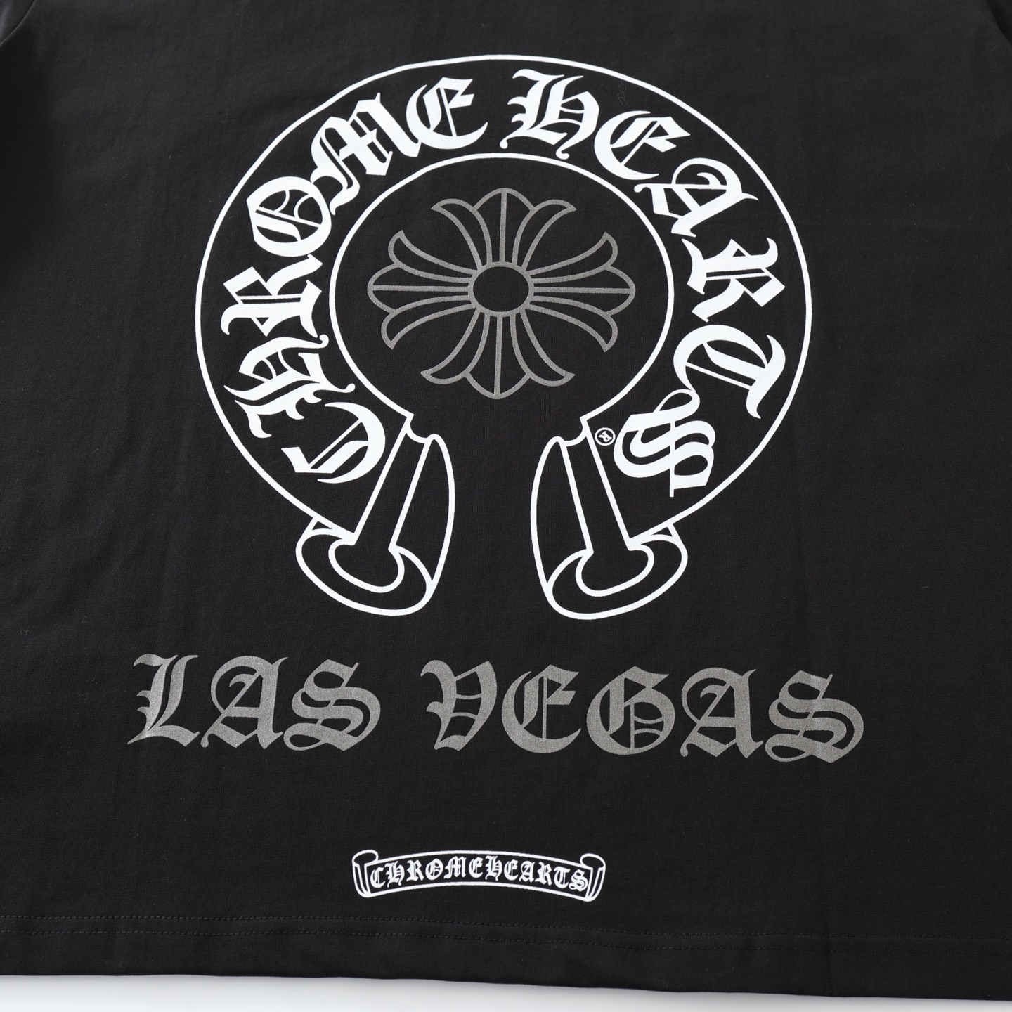 CH's new 20th Anniversary Vegas Limited Edition Short-Sleeve T-Shirt. All sizes are now available. Made of 200g 26kJ 100% cotton with a garment-wash finish. The print uses a combination of ink printing and gloss lamination. Custom-made accessories. P