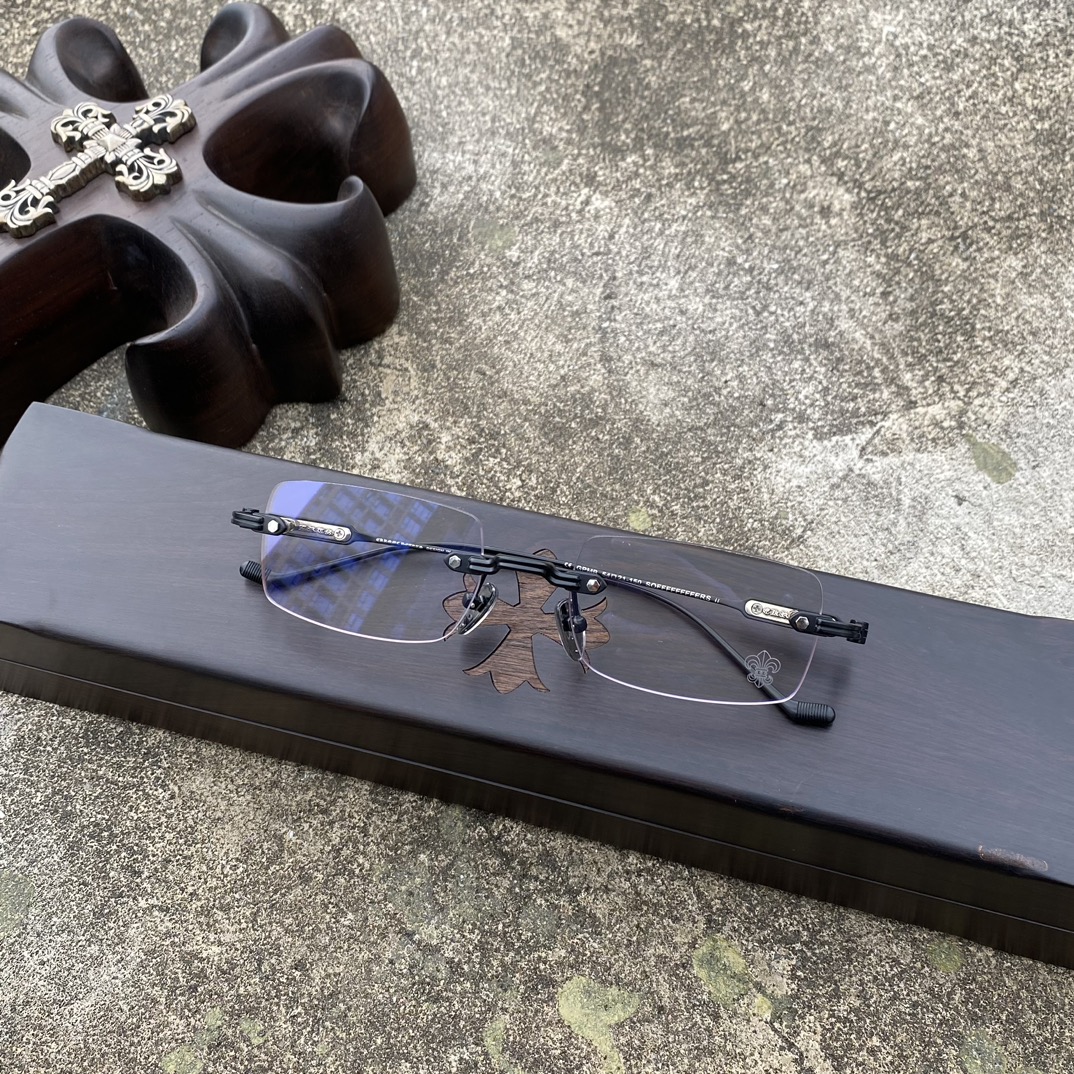 CH Frameless Cross-Patterned Matte Black GlassesA super popular pair, identical to the original, with high-quality nose pads and meticulous attention to detail. Exclusive hand-engraved lettering. Only a few hundred yuan!Glasses are personal items