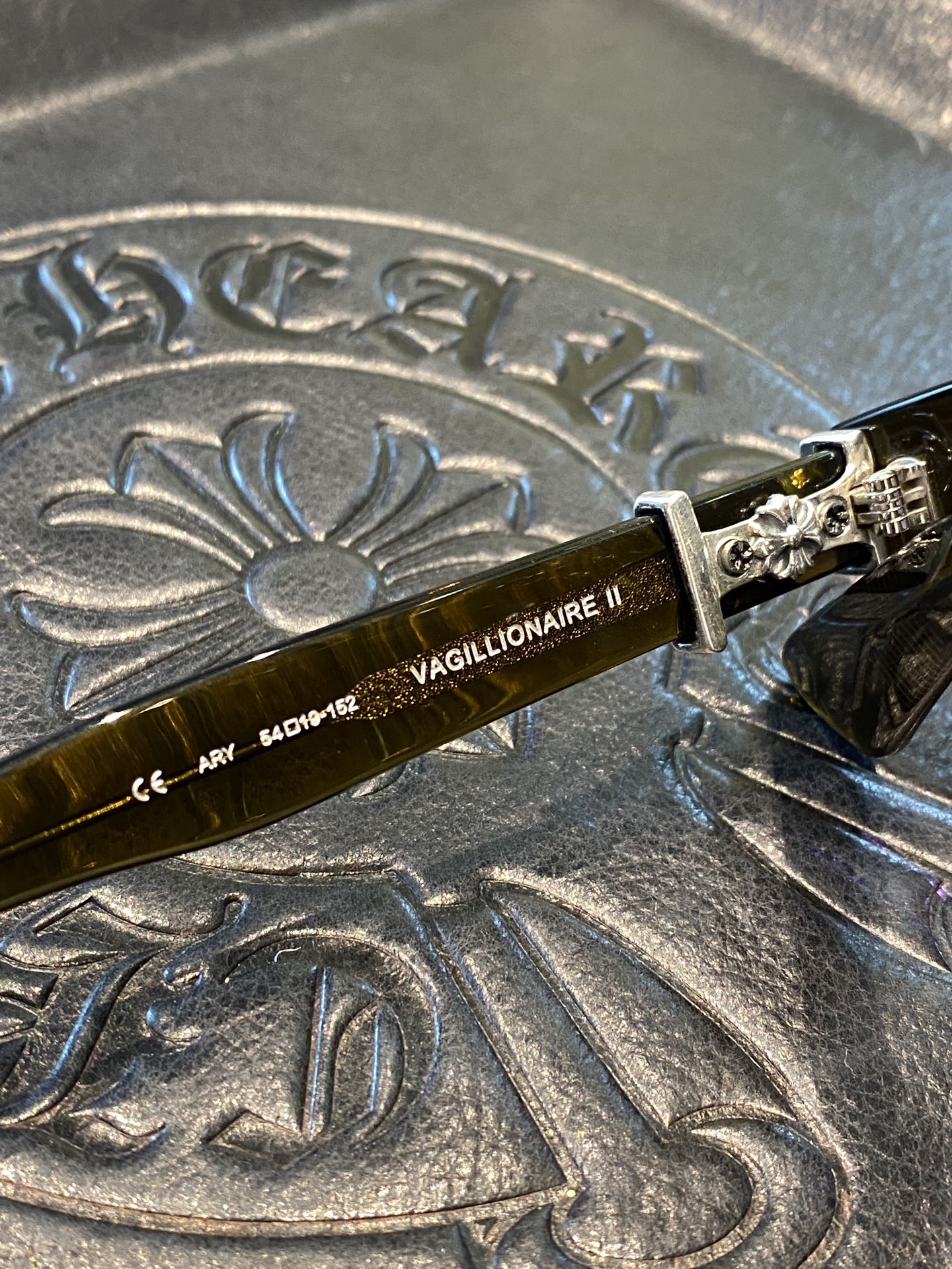 Chrome Hearts925 Sterling Silver Accessories Limited Edition Brown Sword-Shaped GlassesCombination frame with two 925 sterling silver sword ornaments. Two cross-shaped details inside. 1:1 replica, meticulously crafted. The large black frame is ve