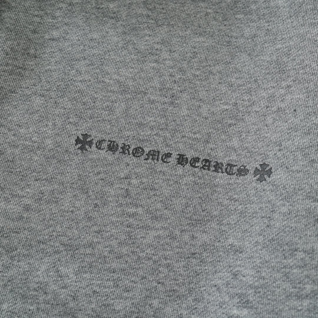 CH's new limited edition sword-patterned zip-up hoodie in grey. All sizes available. Made of 380g 100% cotton. The print uses a combination of offset printing and glossy printing techniques. Custom zipper and accessories. Unisex style. A strong stree