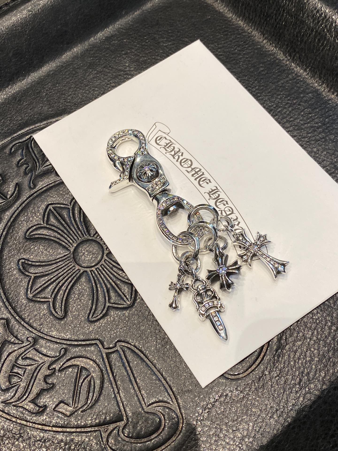 Custom-made multi-element keychains, personalized DIY design, D-color moissanite setting, bursting with brilliance.