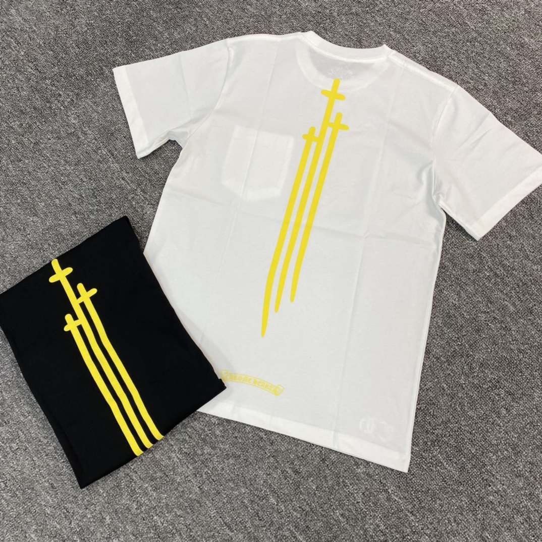 Chrome Hearts CH Three Swords Short-Sleeve T-ShirtFurniture: Custom-woven and dyed 40% twill, 230g pure cotton, single-sided reactive dyeing. The entire garment features a hand-printed thermosetting ink, resulting in a slightly matte finish rather