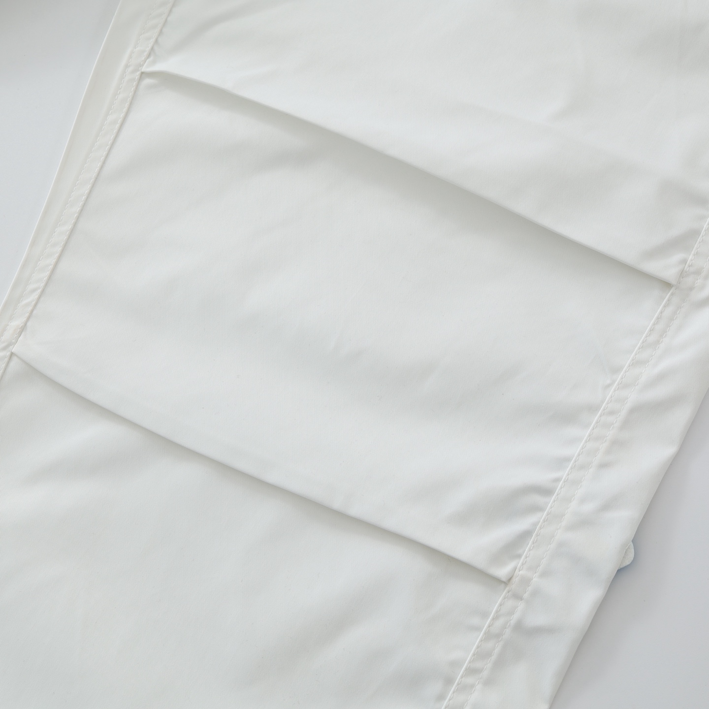 CH's new colorful patchwork paratrooper pants. Two colors and all sizes are now available. Made with a 200g synthetic fiber + cotton blend yarn, featuring a technically advanced three-proof fabric. The patchwork is made of imported lambskin leather,