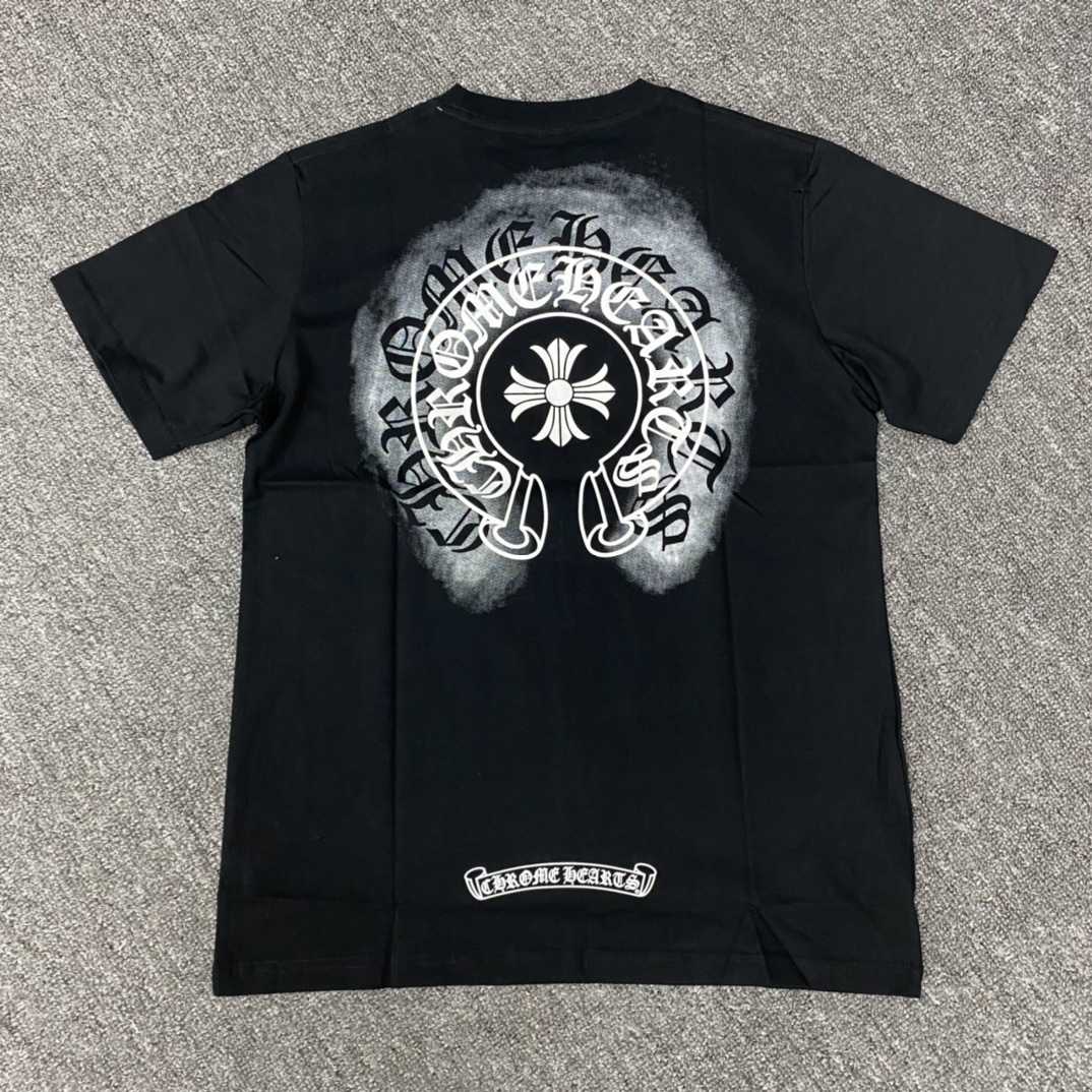 Chrome Hearts Phantom Horseshoe Floral Short-Sleeve T-ShirtFurniture: Custom-woven and dyed 40% count 220g pure cotton, single-sided reactive dyeingBulk stock received. Thermosetting ink printing, 1:1 replica. Unisex.Sizes: S, M, L, XL