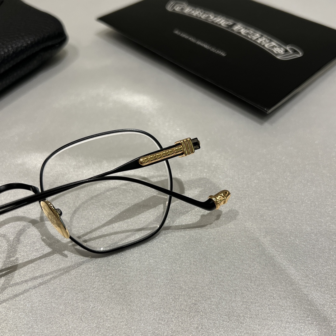 Chrome Hearts New Spring-Style EyeglassesPurchased for 13,000 RMB at MixC Mall, Shenzhen. Nearly 5 months of R&D. Black and gold color scheme. Chrome Hearts' new spring-loaded eyeglass frame. The brand's first time using an embedded spring hinge, im