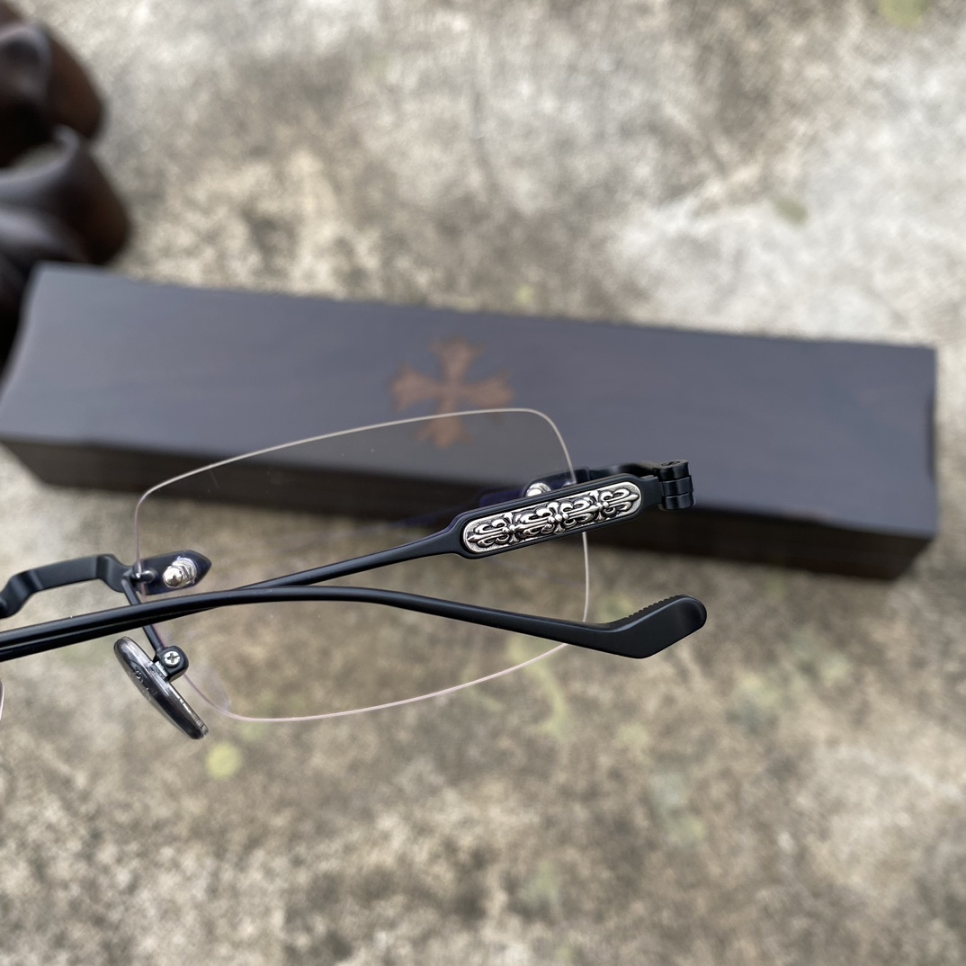 CH Frameless Cross-Patterned Matte Black GlassesA super popular pair, identical to the original, with high-quality nose pads and meticulous attention to detail. Exclusive hand-engraved lettering. Only a few hundred yuan!Glasses are personal items