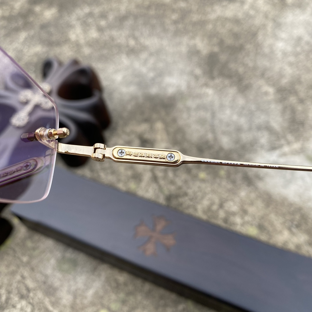 CH Rimless Cross-Patterned Gold GlassesA super popular pair, identical to the original, with high-quality nose pads and meticulous attention to detail. Exclusive hand-engraved lettering. Only a few hundred yuan!Glasses are personal items; we do n