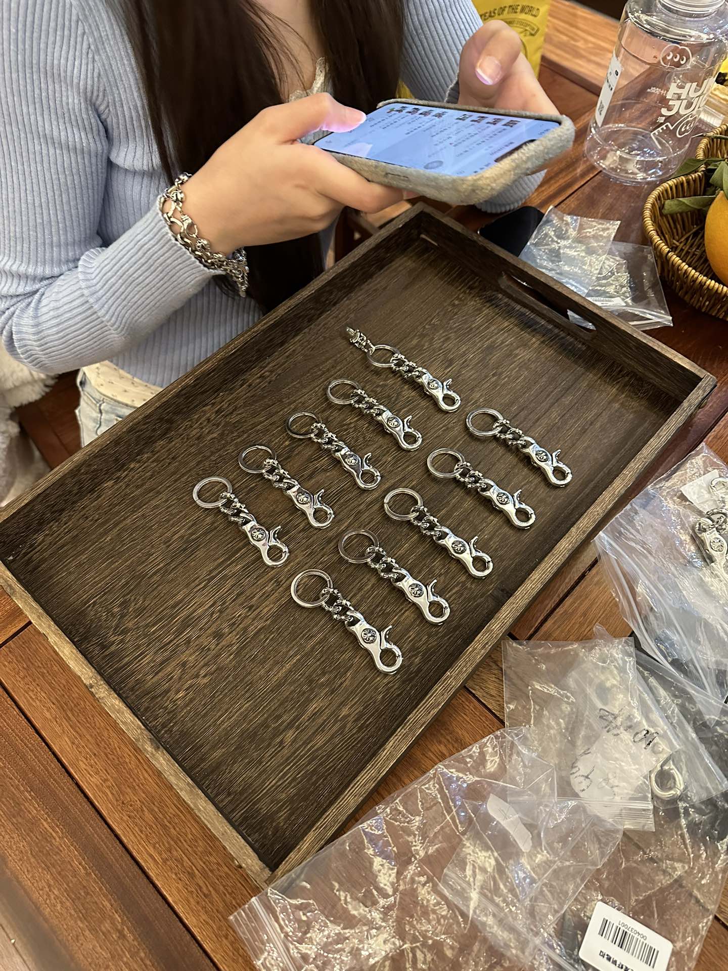 Lobster-patterned keychain, limited stock available. Various pendants can be added to the ring for versatile combinations.