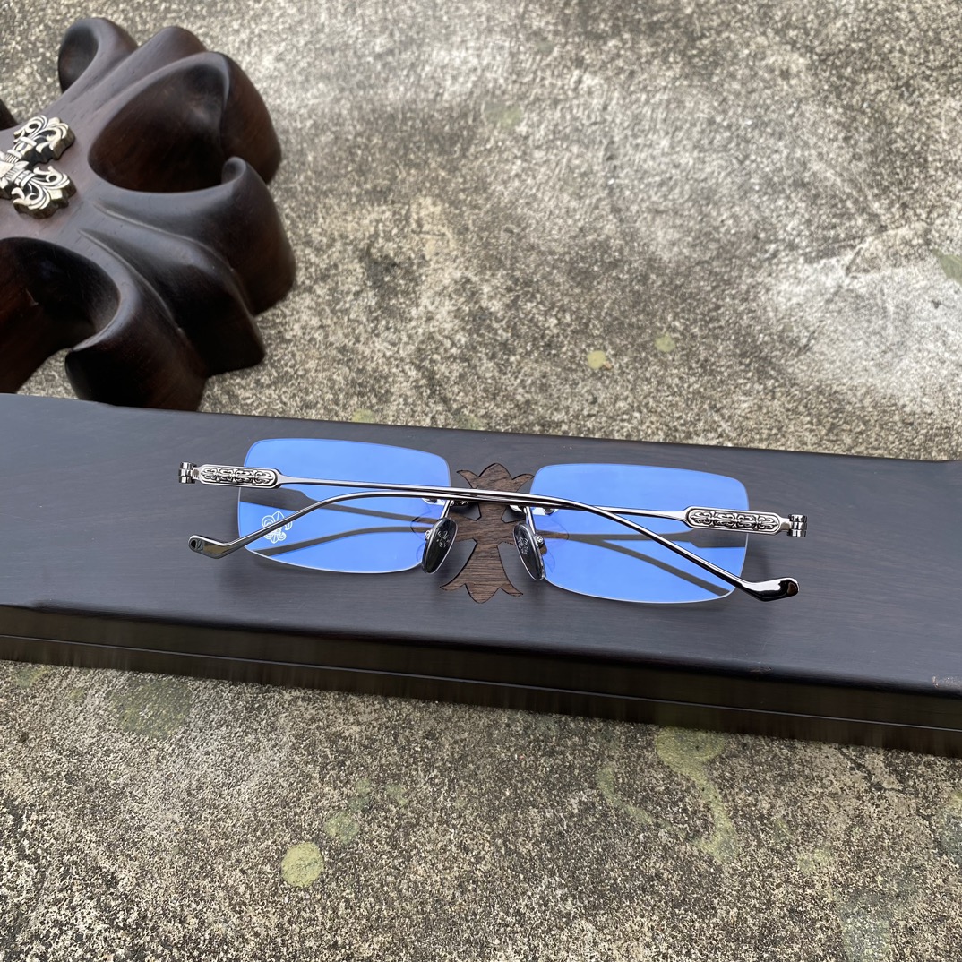 CH Frameless Cross-Patterned Gunmetal GlassesA super popular model, identical to the original, with high-quality nose pads and a mixed-media finish. Every detail is meticulously crafted, featuring exclusive hand-engraved lettering. Only a few hundr