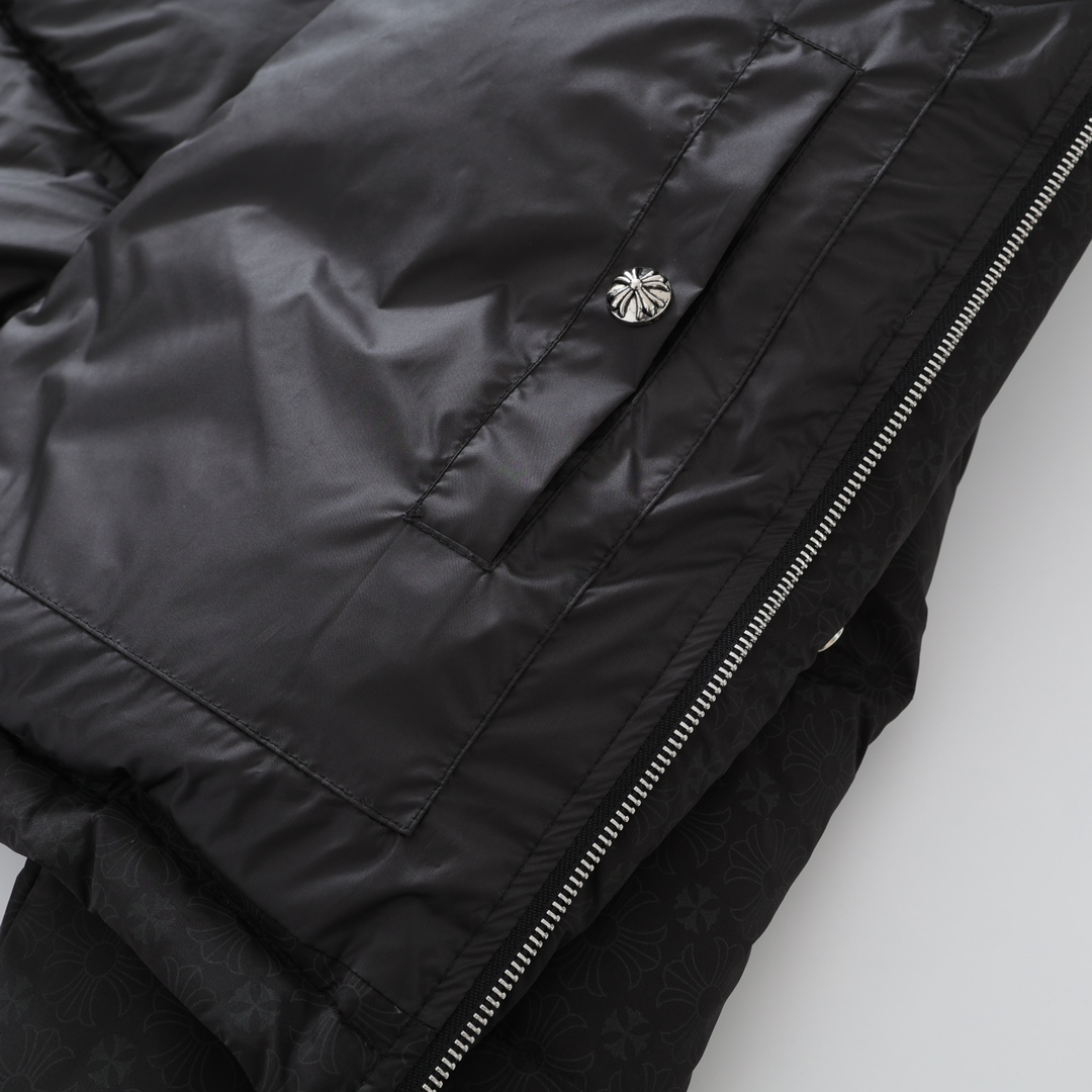 CH's new subtle jacquard down jacket. All sizes are now available. The fabric features a subtle jacquard pattern, making it waterproof, stain-resistant, and breathable. It's filled with 90% standard white duck down. Custom 925 silver buttons, zippers