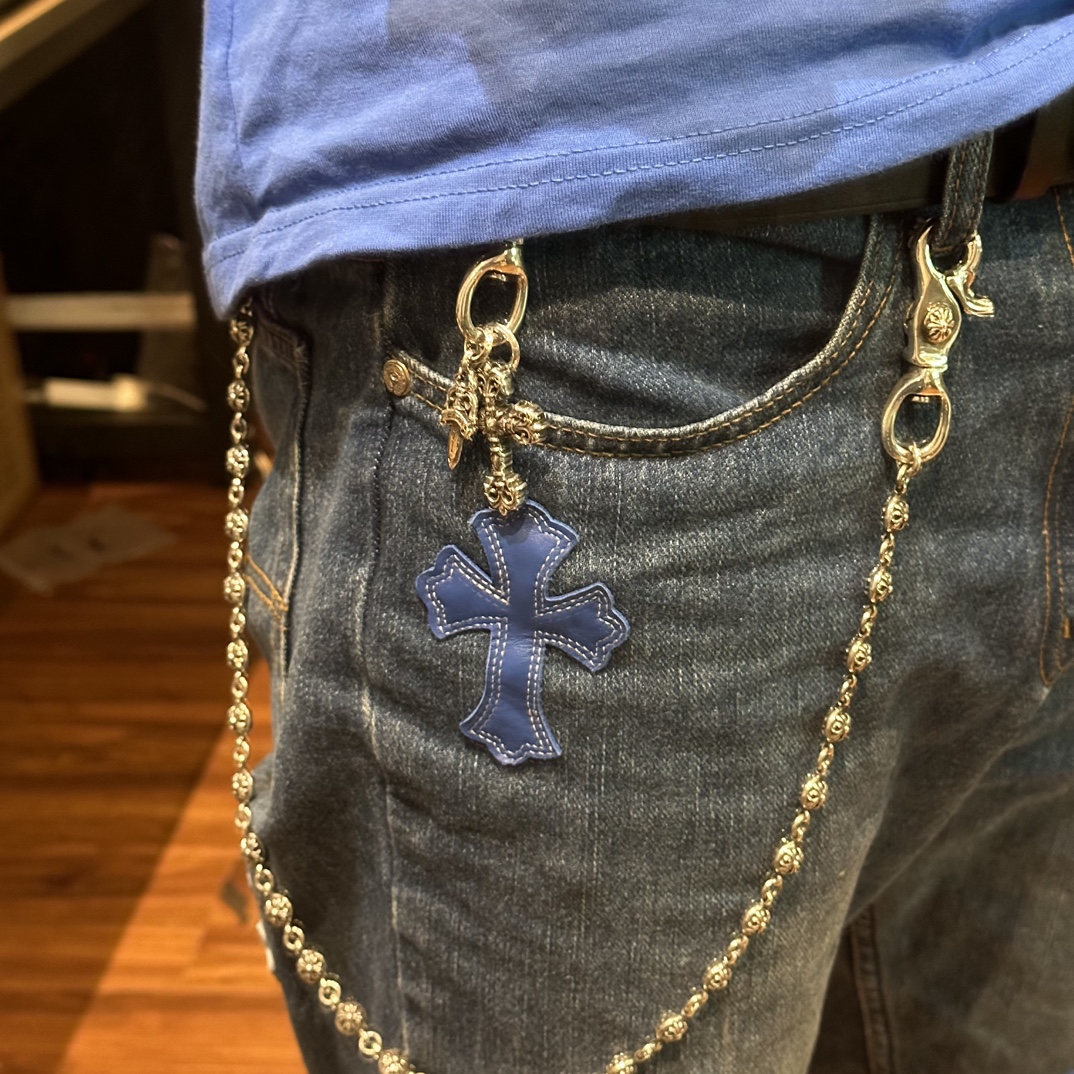 Chrome Hearts Keychain, Flaming Cross, Ring SwordAuthentic replica, genuine antique engraving, anodized texturePrice: 20,000+ RMB. Made entirely of 925 sterling silver with an antique finish. Material can be authenticated. Incomparable to common wh