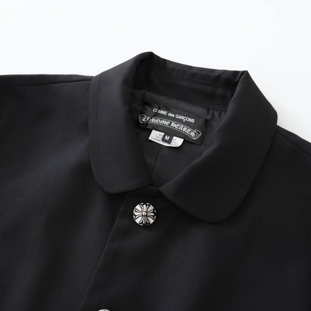 CH's new collaboration with CDG suits. All sizes are now available. Original version purchased from Hangzhou Guozhuan for 27,000 RMB. Fabric: custom-woven wool yarn, custom-woven silk (lining, piping, pockets), custom genuine lambskin cross, appliqué