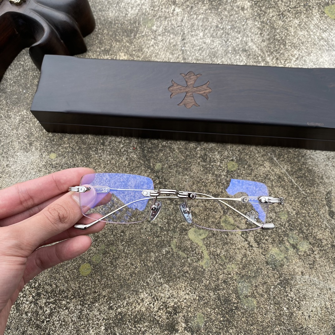 CH Frameless Cross Pattern SilverA super popular model, identical to the original. High-quality finish, every detail is meticulously crafted, with exclusive hand-engraved lettering. Only a few hundred yuan!Eyeglasses are personal items; we do not