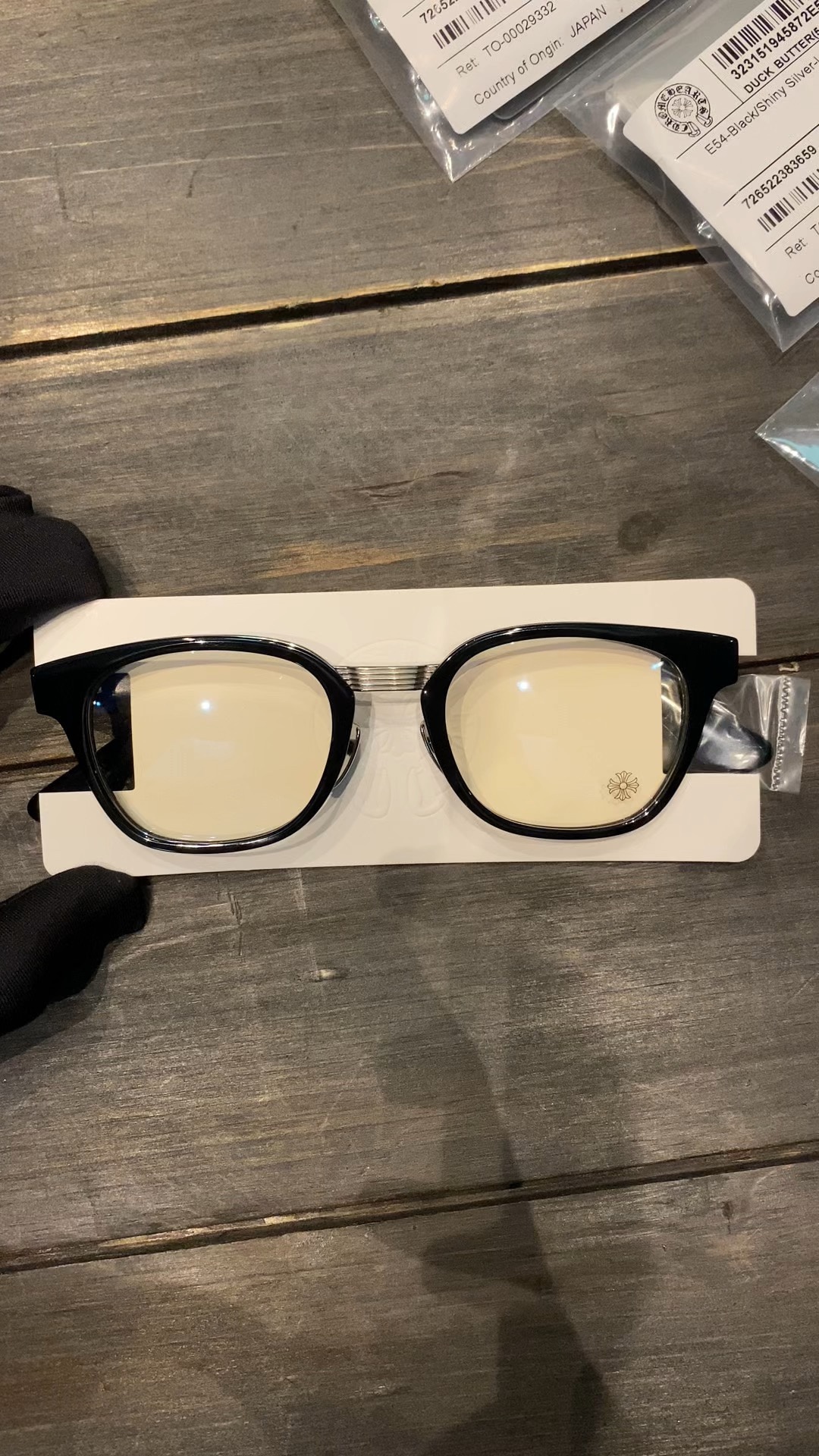 Glossy Black Duck Butter 925 with Silver Accessories