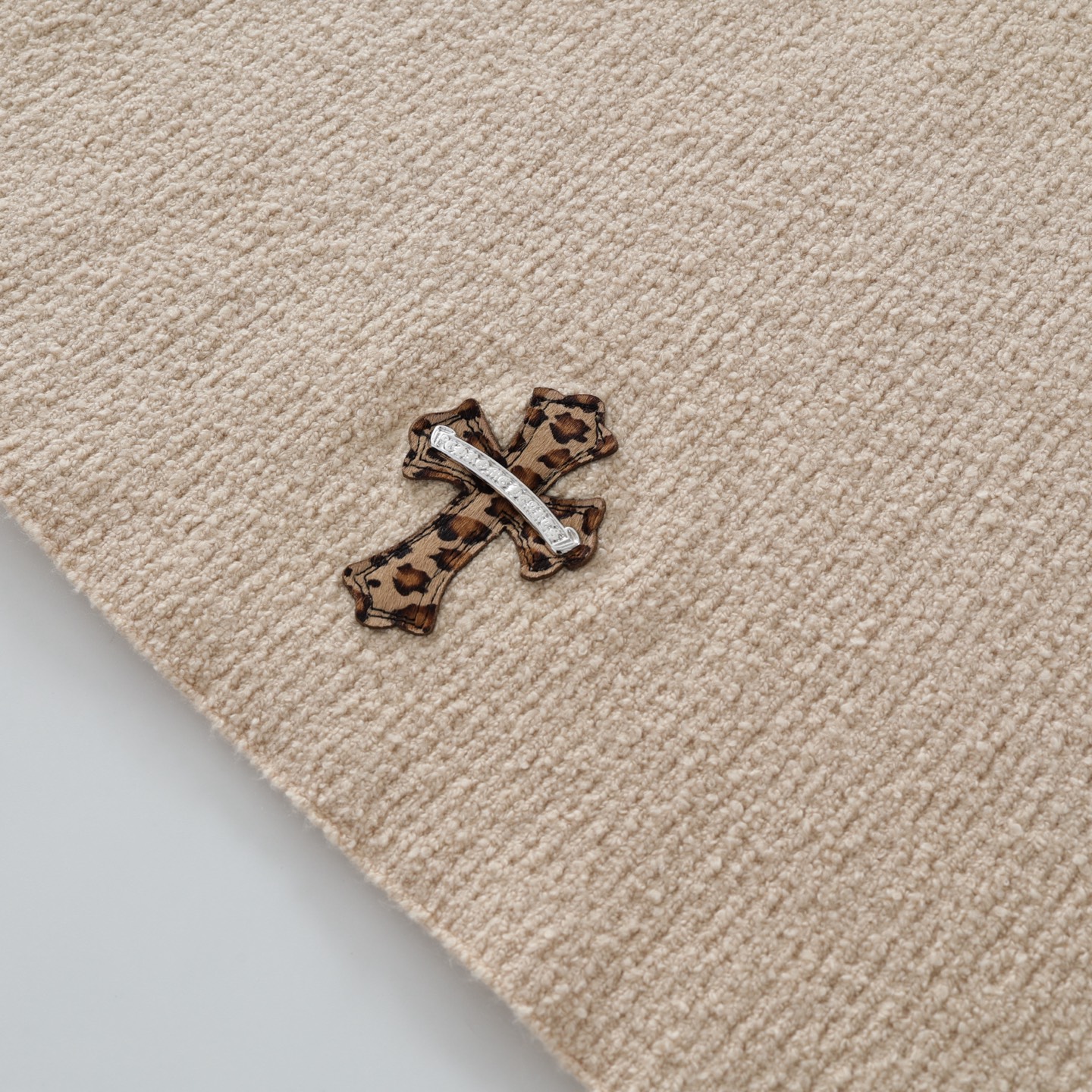 CH's new leopard print cross cream-colored sweater. All sizes are now available. Original version purchased from Hangzhou Guozhuan in January for 20,000 RMB. Custom-dyed fancy yarn, a blend of three yarns, made of 82% cotton, 16% nylon, and 2% spande
