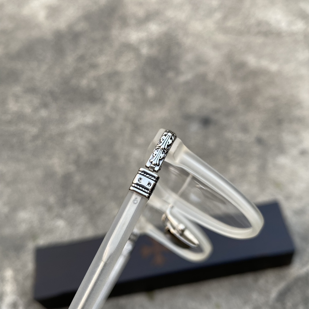 CH Semi-transparent Cross-Pattern GlassesA super popular pair, identical to the original, with high-quality nose pads and meticulous attention to detail. Exclusive hand-engraved lettering. Only a few hundred yuan!Glasses are personal items; we do