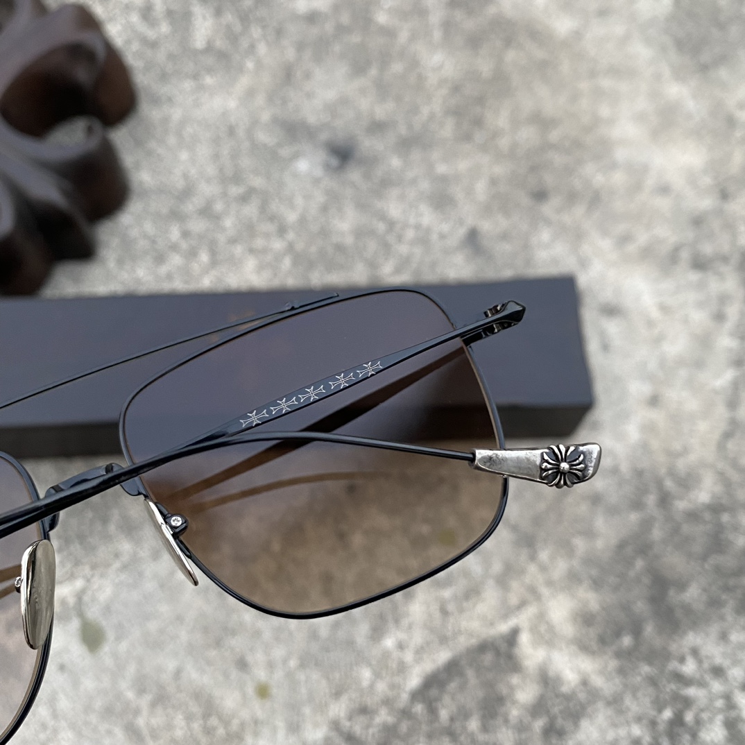 CH Aviator Sunglasses (Brown)A super popular pair, identical to the original, with high-quality nose pads and meticulous attention to detail. Exclusive hand-engraved lettering. Only a few hundred yuan!Eyeglasses are personal items; we do not offe