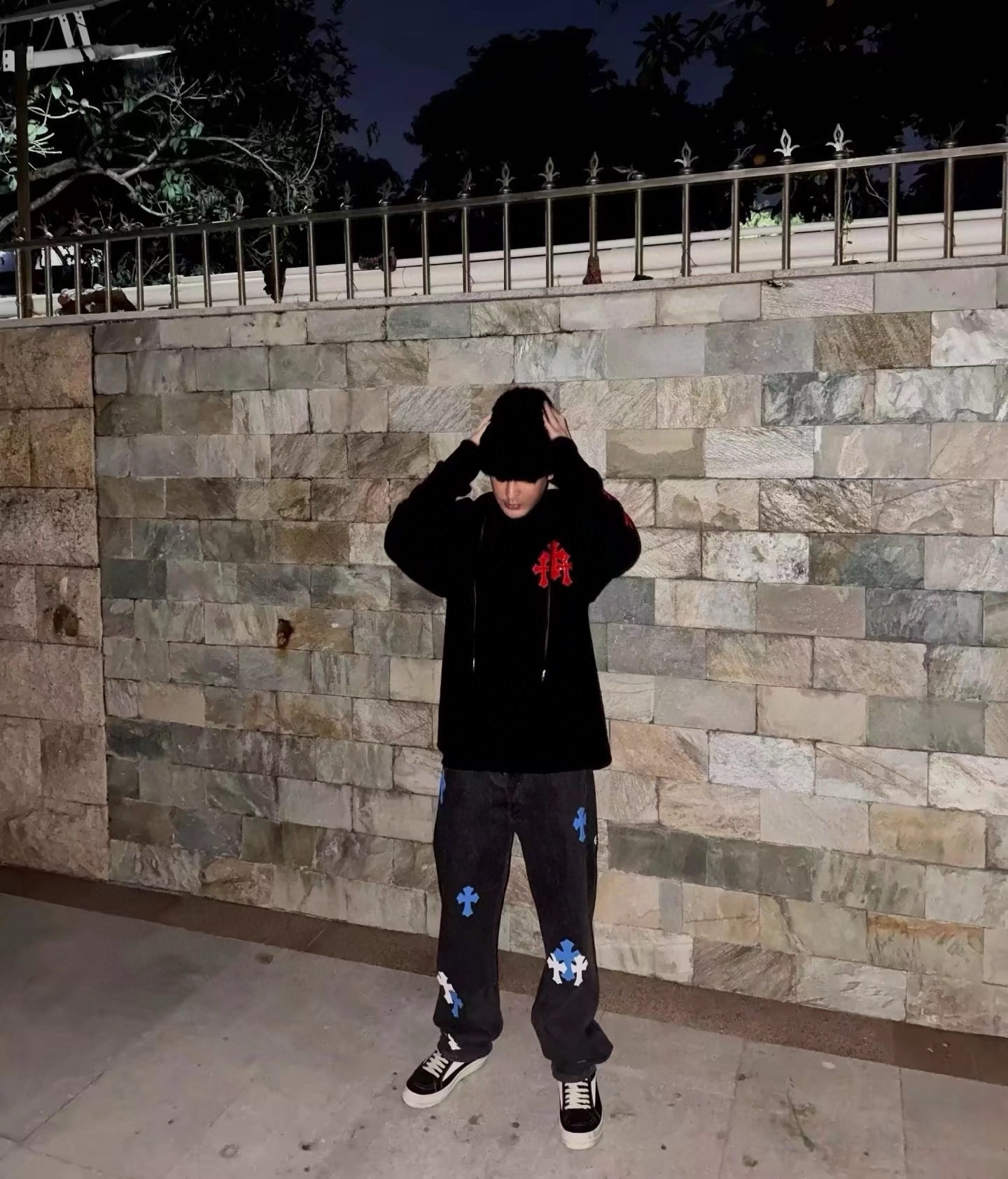 Chrome Hearts double-layered cashmere sweater with three patent leather crosses, retailing for nearly 50,000 RMB, unisex. Made of double-layered pure cashmere, featuring three imported patent leather crosses hand-stitched, and a jacquard lace pattern