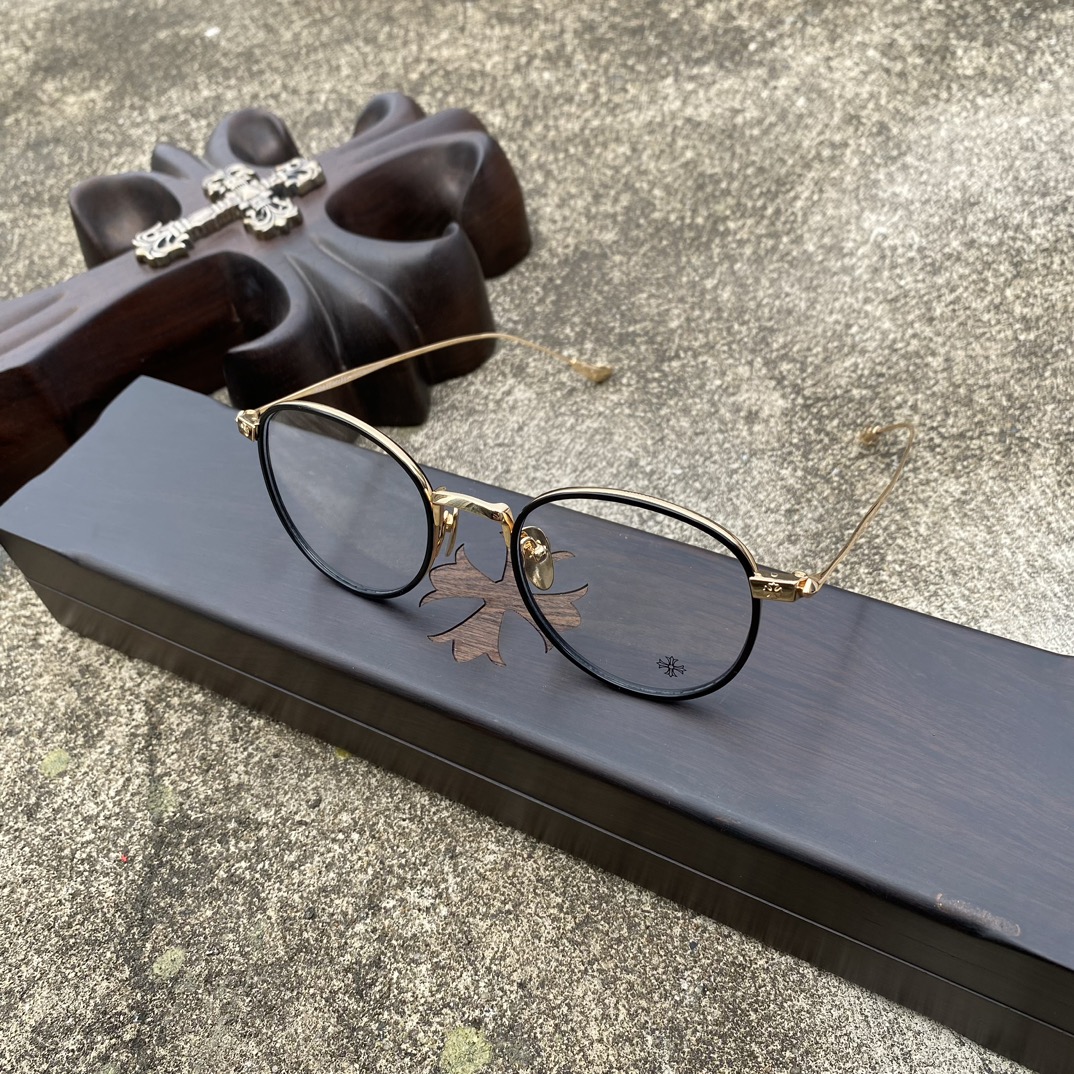 CH Black-rimmed Gold-plated Cross-Patterned GlassesA super popular pair, identical to the original, with high-quality nose pads and meticulous attention to detail. Exclusive hand-engraved lettering. Only a few hundred yuan!Glasses are personal it