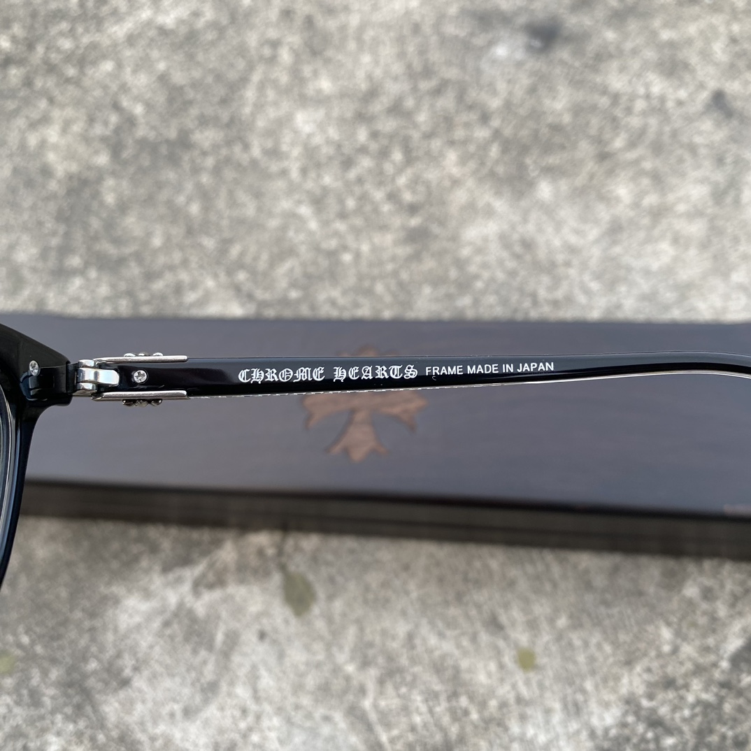 CH Cross-Pattern GlassesSuper popular, identical nose pads to the original, mixed quality. Every detail is meticulously crafted, with exclusive hand-engraved lettering. Only a few hundred yuan!Glasses are personal items; we do not offer try-on se
