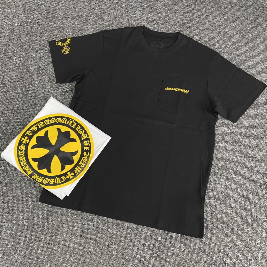 Chrome Hearts CH23SS Gold Coin Cross Short-Sleeve T-ShirtFurniture: Custom-woven and dyed 40% count 230g pure cotton, single-sided reactive dyeing. The entire garment features a hand-printed thermosetting ink, resulting in a slightly matte finish r