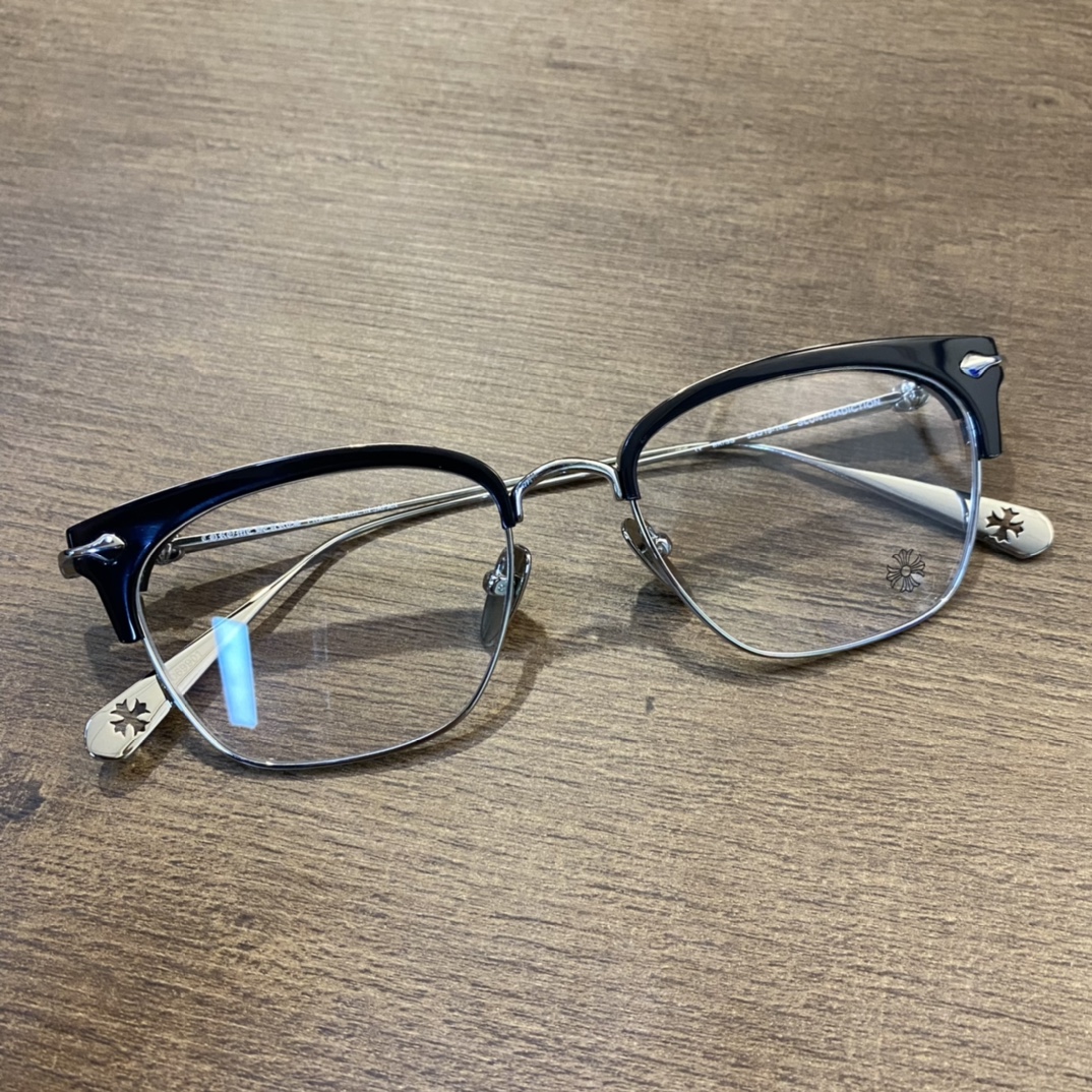 【Chrome Hearts Silver Accessories - Xue Zhiqian's Style Glasses】Complete set. Limited stock available for the first batch.Leather eyeglass case (additional ¥80). Comes with material certificate. Retail price: ¥11,000.Another top-tier item.