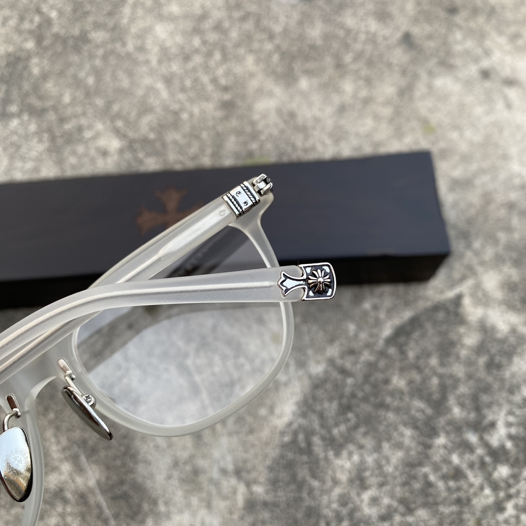 CH Semi-transparent Cross-Pattern GlassesA super popular pair, identical to the original, with high-quality nose pads and meticulous attention to detail. Exclusive hand-engraved lettering. Only a few hundred yuan!Glasses are personal items; we do