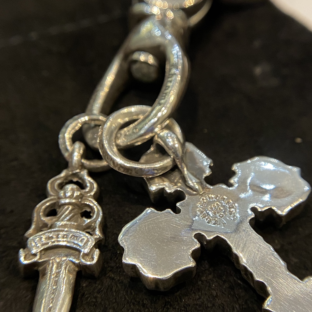 Chrome Hearts Keychain, Flaming Cross, Ring SwordAuthentic replica, genuine antique engraving, anodized texturePrice: 20,000+ RMB. Made entirely of 925 sterling silver with an antique finish. Material can be authenticated. Incomparable to common wh